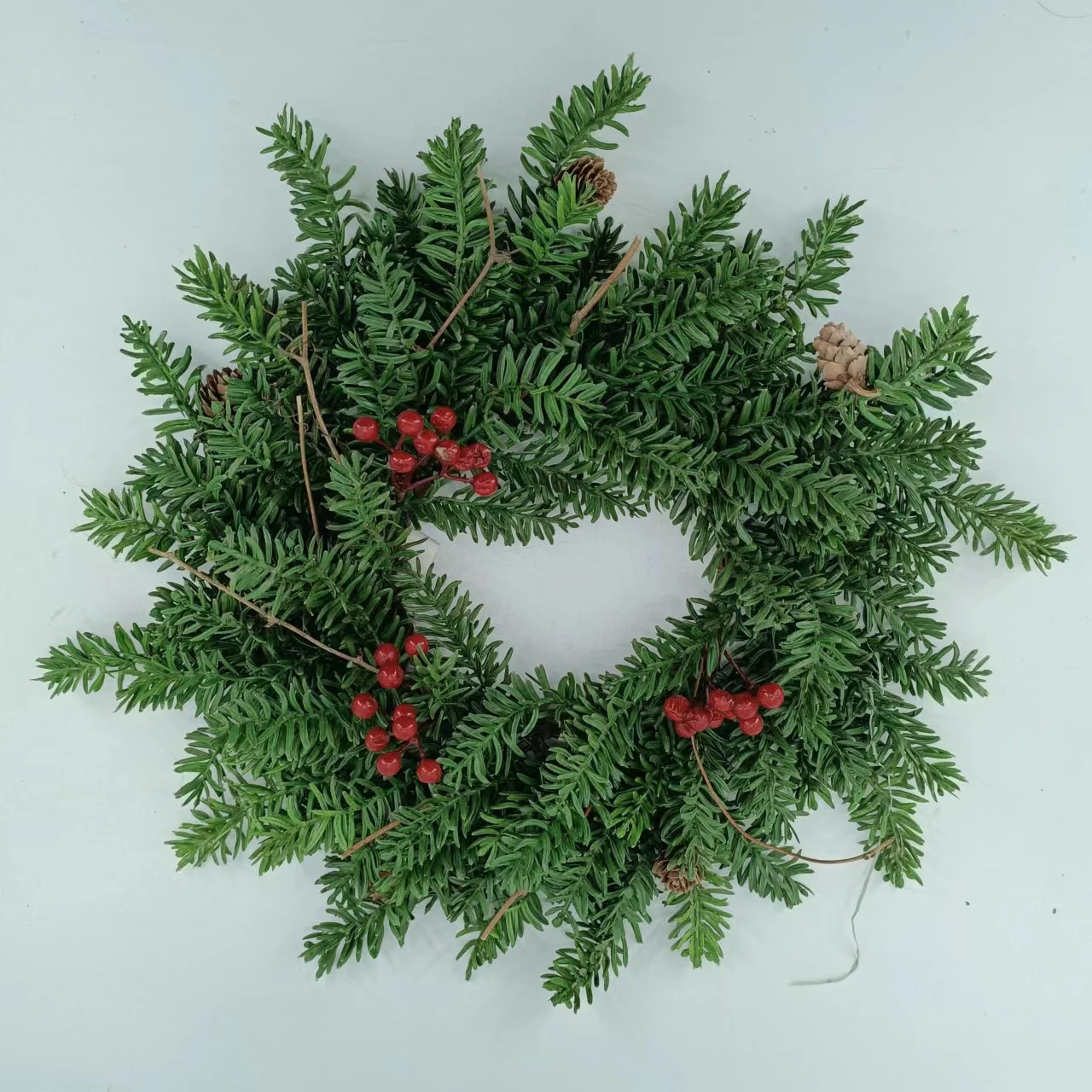 Искусственные сосновые иглы и кольца pinecone венок на Рождество