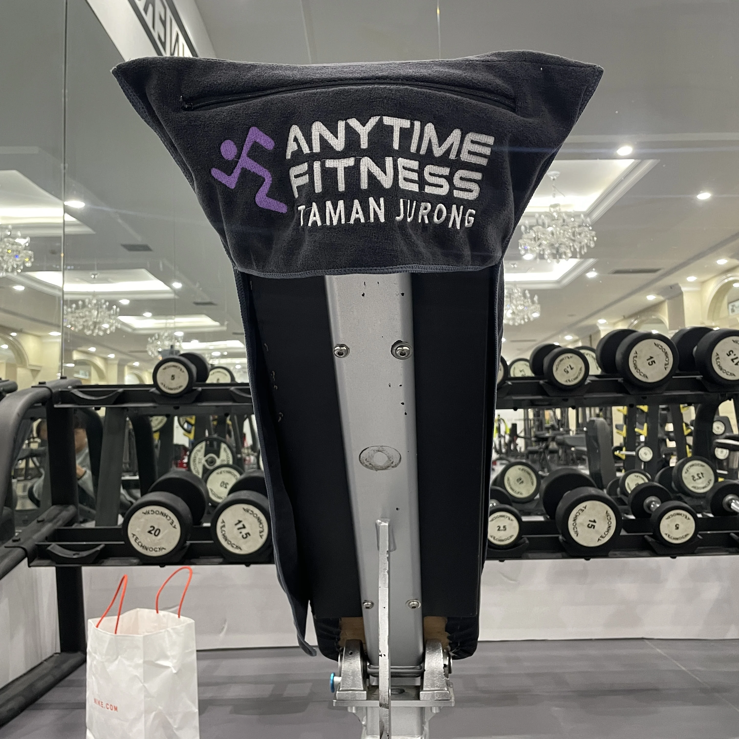 Fitness Towel 120 x 50 cm, Microfibre Sports Towel with Zip Pocket for Gym