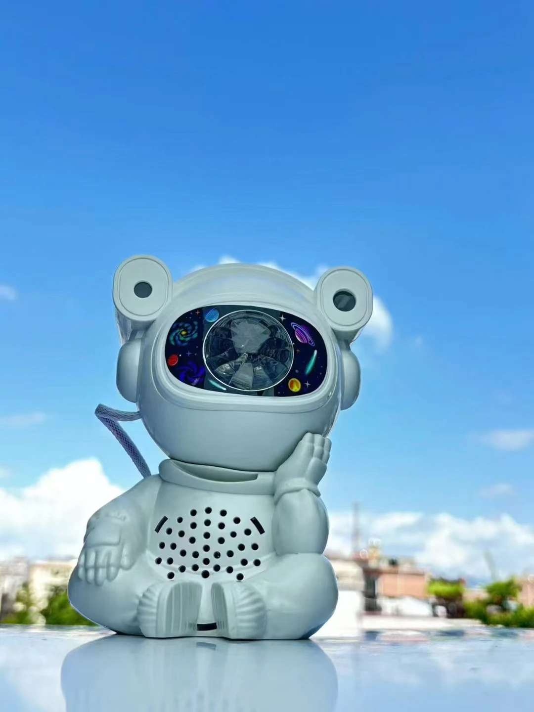 Popular Sitting Astronaut Multi-color Pattern Star Projector LED Night Light With Bluetooth Speaker