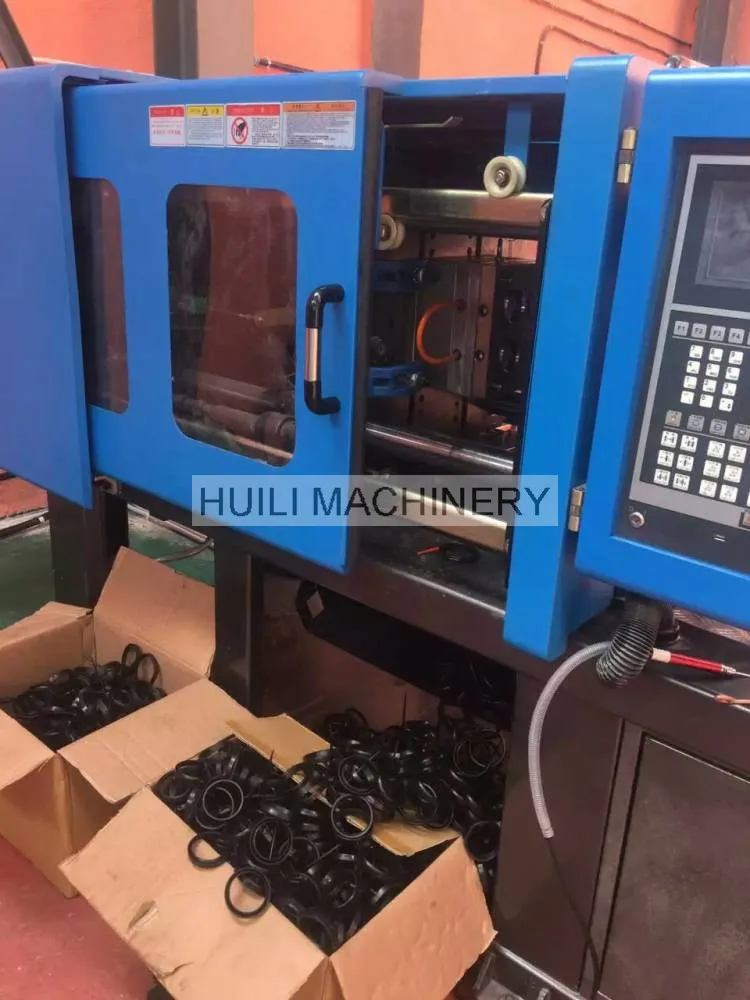 Машина для литья под давлением для изготовления пластиковых стульев/столов