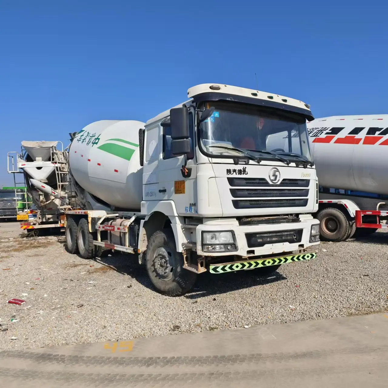 sells hot selling heavy-duty truck HOWO concrete Cement Mixer Truck Electric 6x4 /8X4Self Loading MobileConcreteMixer Truck