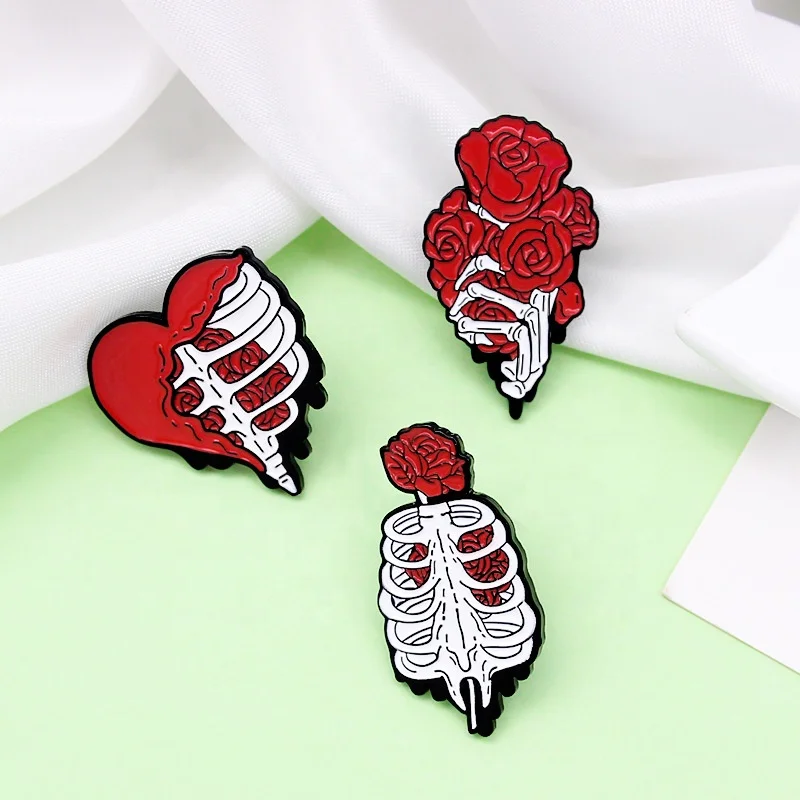 Брошь в виде скелета розы форме сердца грудины рубчик зомби ручная кость человеческая анатомия искусство эмалированная булавка сплав значок на лацкан ювелирные изделия для детей подарок