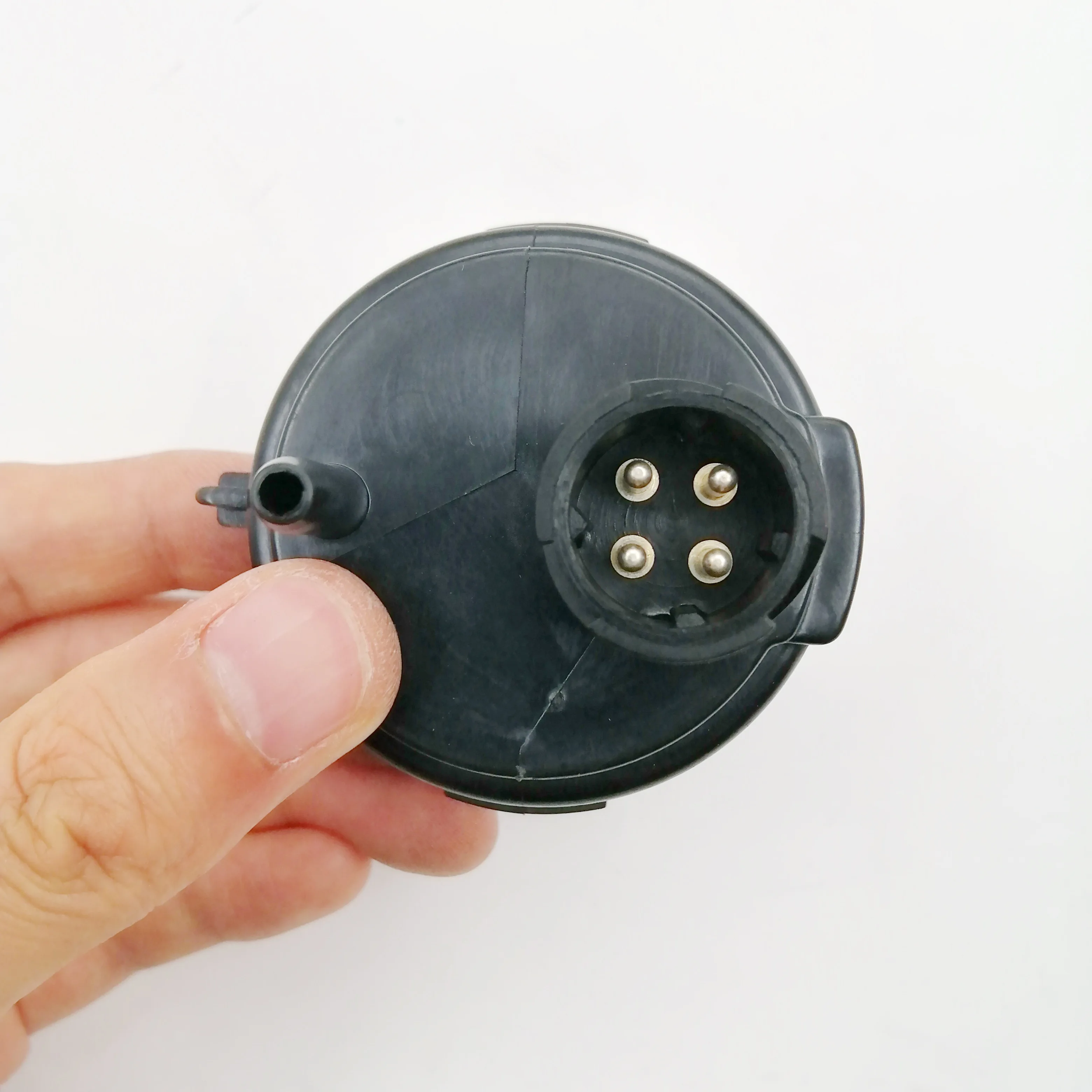 VOE20560843 Vacuum Switch Genuine Parts 20560843 for Volvo Excavator EC330 EC340 EC350 EC360 EC380 EC460 EC480