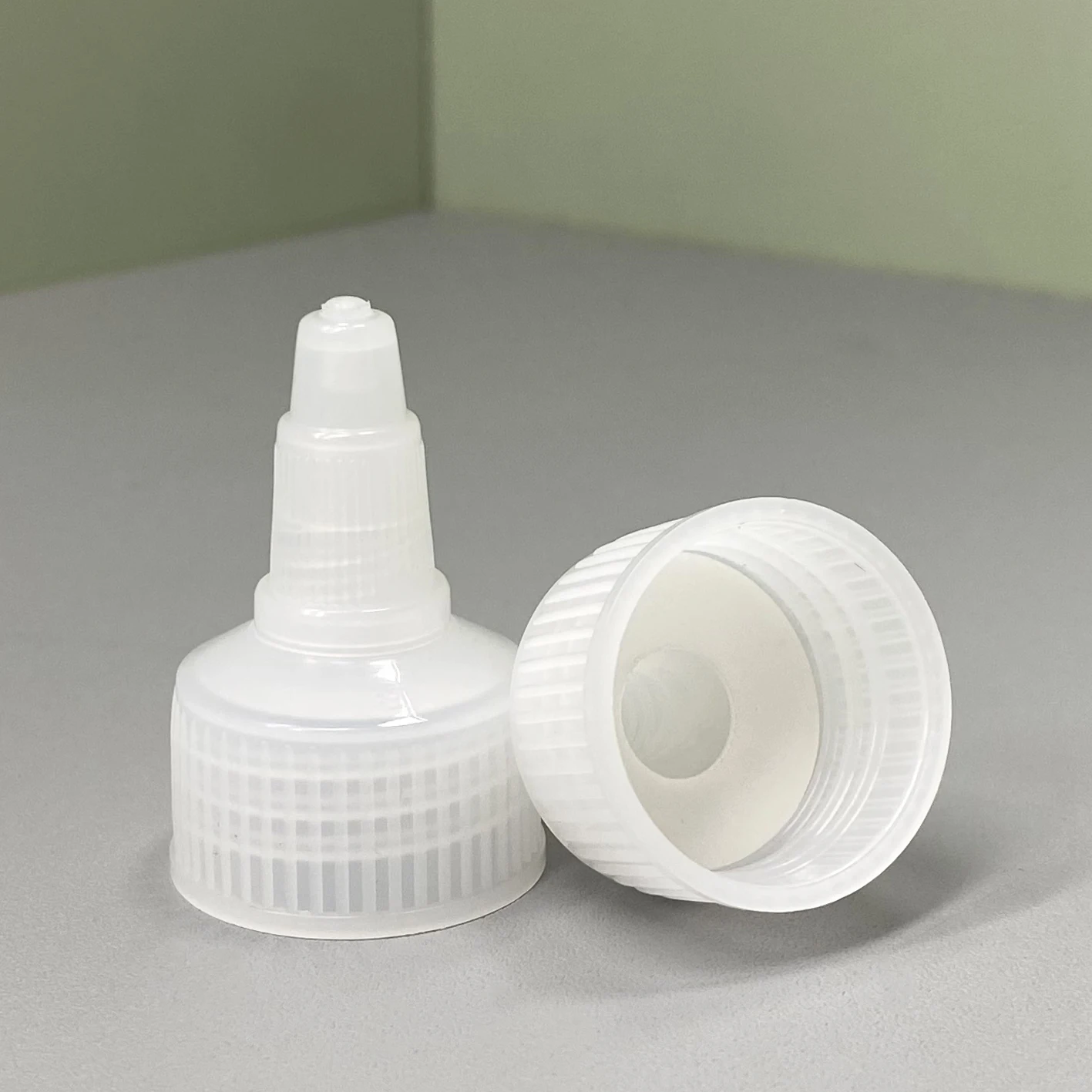 Factory wholesale 20mm 24mm 28mm twist top cap cosmetics 24 mm white twist top cap dispensing turret cap