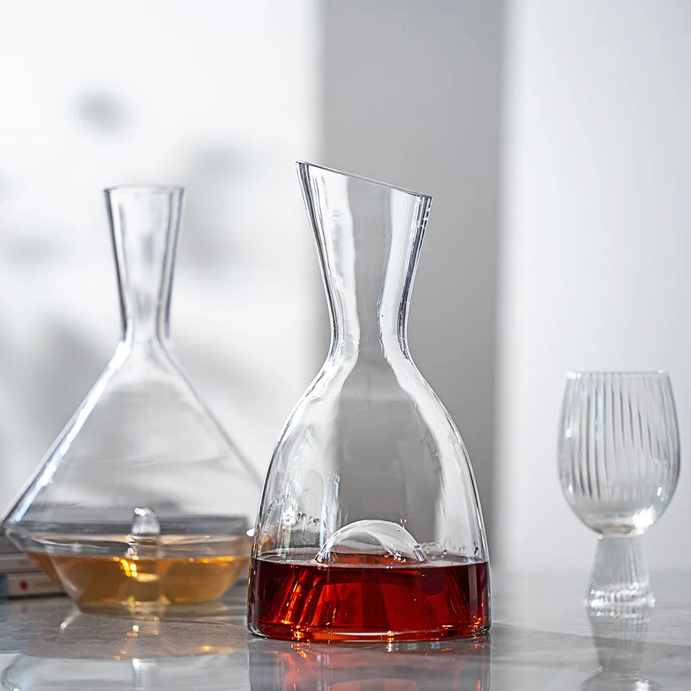 In 2022 the new simple design transparent crystal glass 1600ml bottom raised sober decanter
