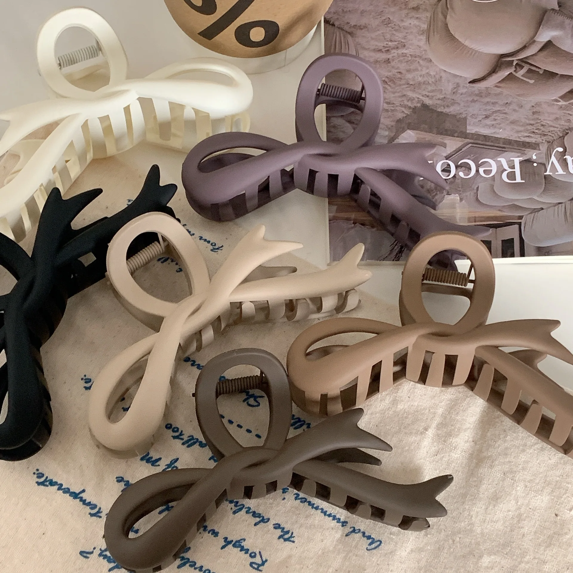 Yucat Wholesale Custom 11.8cm Korean Big Hair Clip Accessories Plastic Matte Bulk Hair Claw Clips For Thick Hair