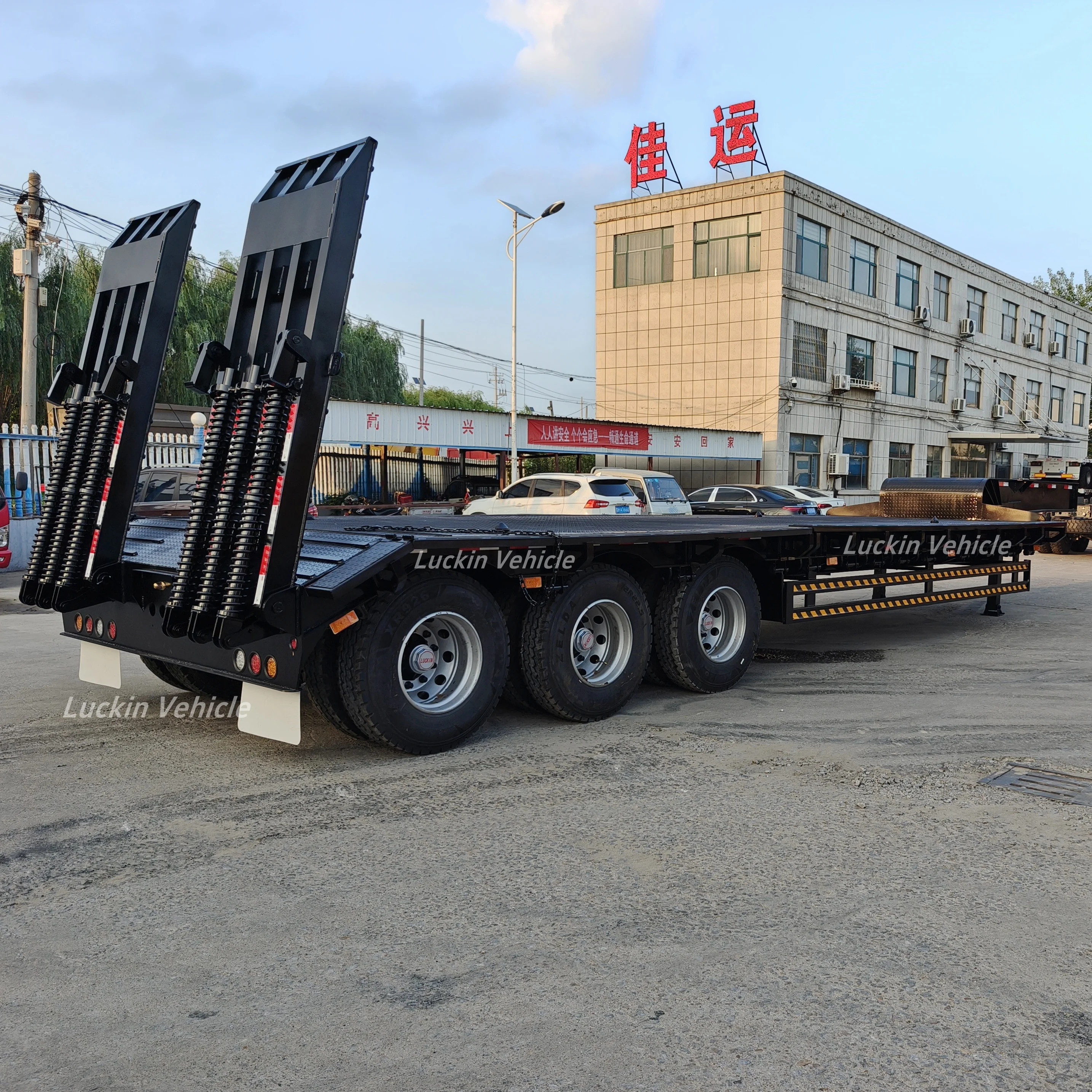 Multi Axles 3 Axles Low Bed 60 80 100 Tons High Quality Lowboy Flatbed Detachable Gooseneck Lowbed Truck Semi Trailer for Sale