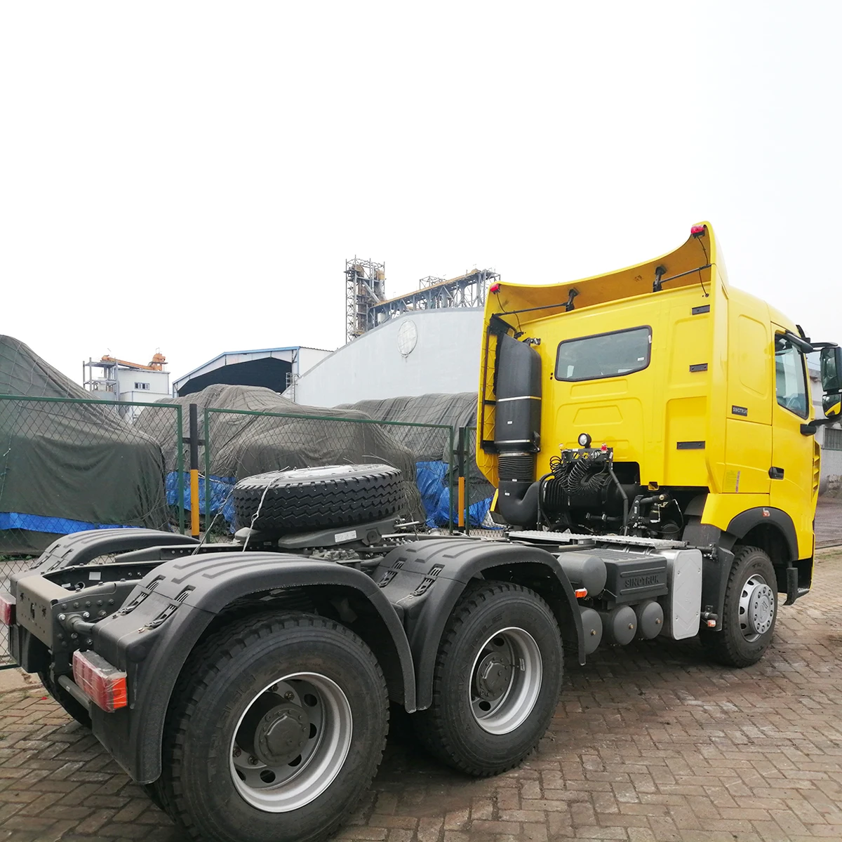 SINOTRUK Howo Tractors Trailer Head 6x4 Howo A7 Tractor Truck With Spare Parts
