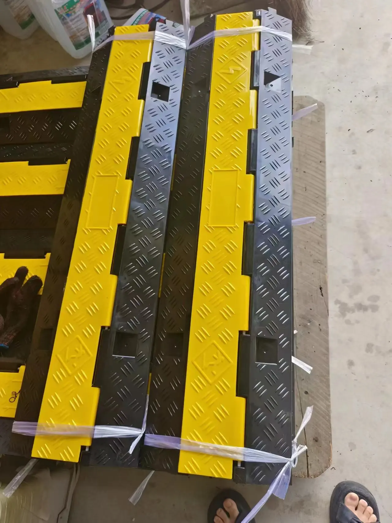 PVC speed bump Plastic cable protection cover plate Pressure cable bridge  ground aisle cable crossing plate