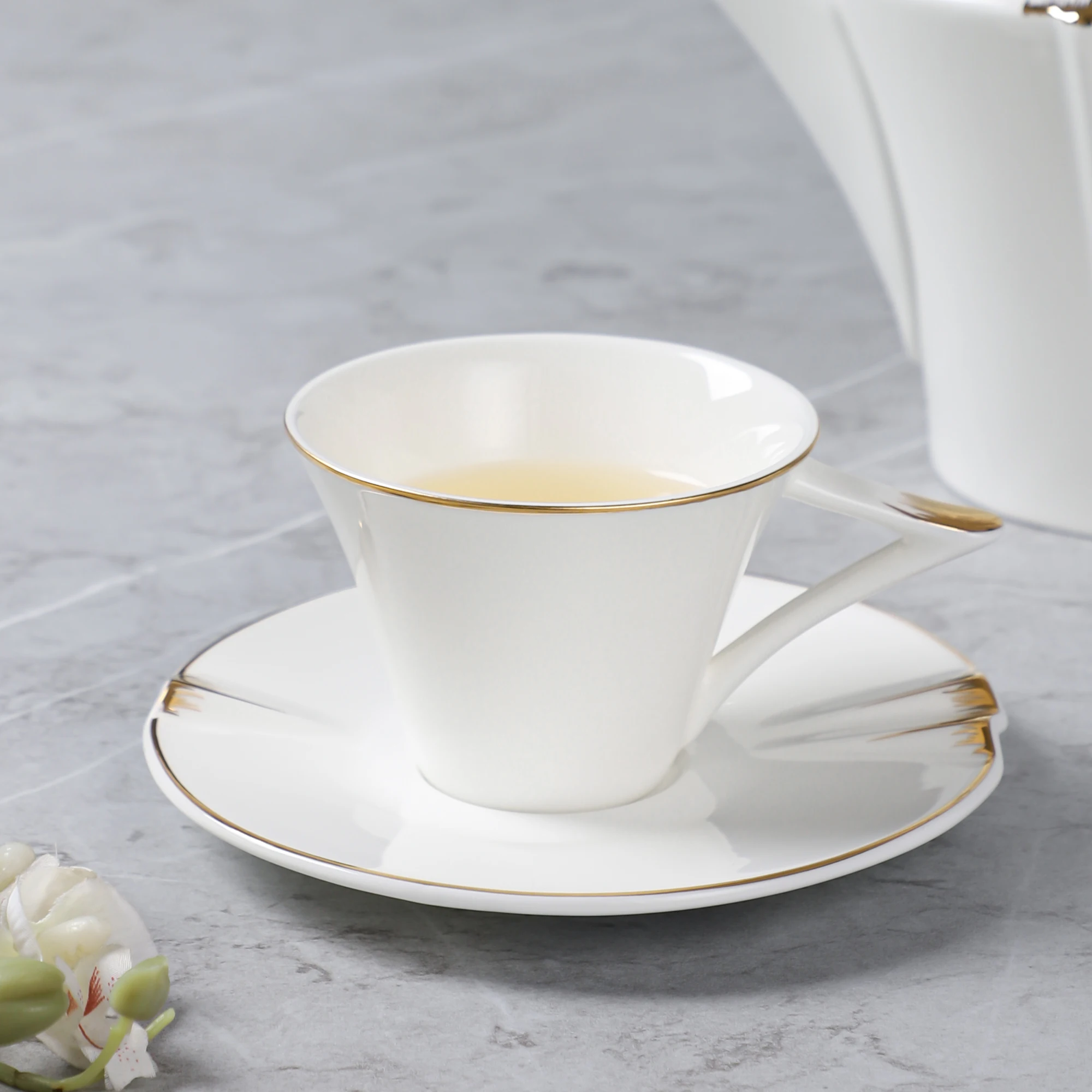 PITO Luxury High End Unique Design Ceramic Dinnerware Plate Dish Bone China Gold Rim Porcelain Dinnerware Sets