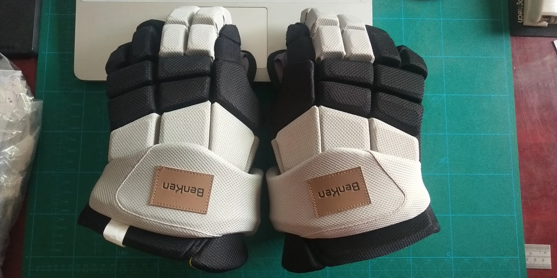 Benken sports protective gear Children Professional Hockey Equipment Youth Ice Hockey Gloves Protective Gear For Lacrosse