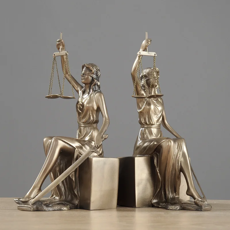 Light luxury goddess of justice statue decoration creative European-style judicial balance law firm office desktop decoration
