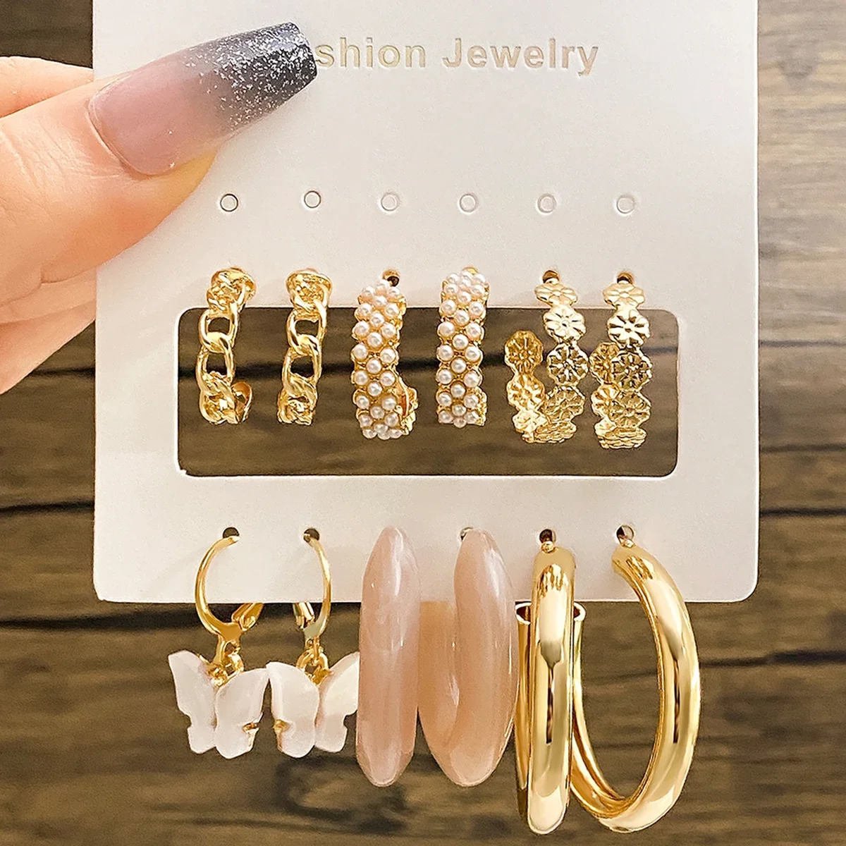 2024 New Gold Vintage Butterfly Pearl Hoop Earrings Set Metal Butterfly Dangle Earrings for Women Simple Trendy Party Jewelry