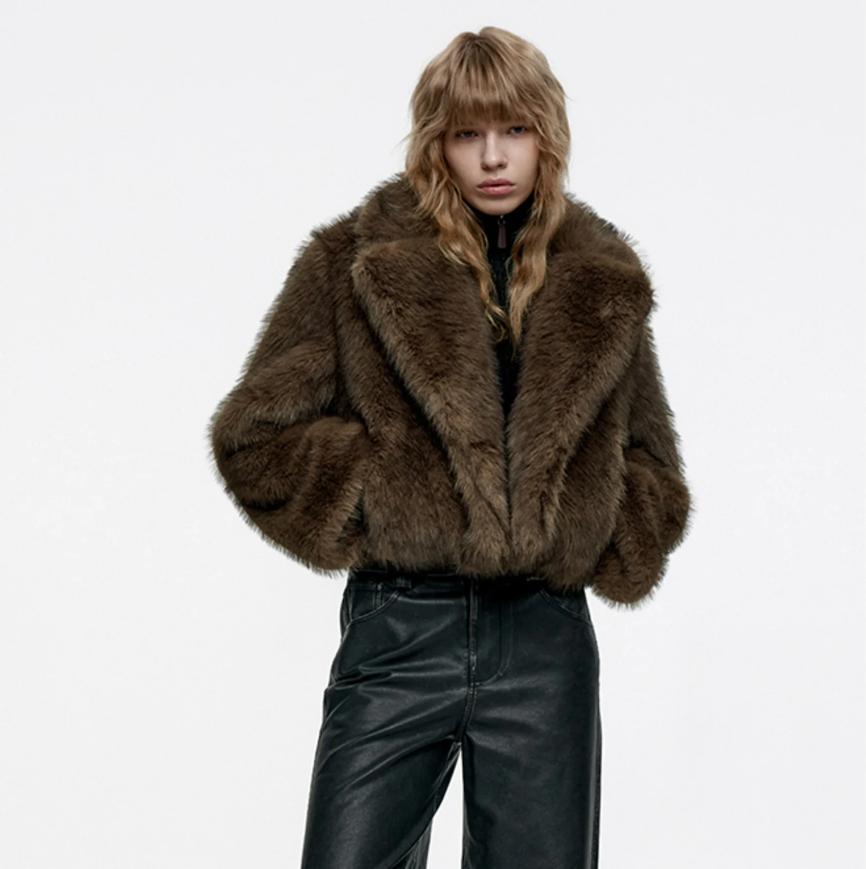 Женская куртка из меха лисы с воротником-стойкой