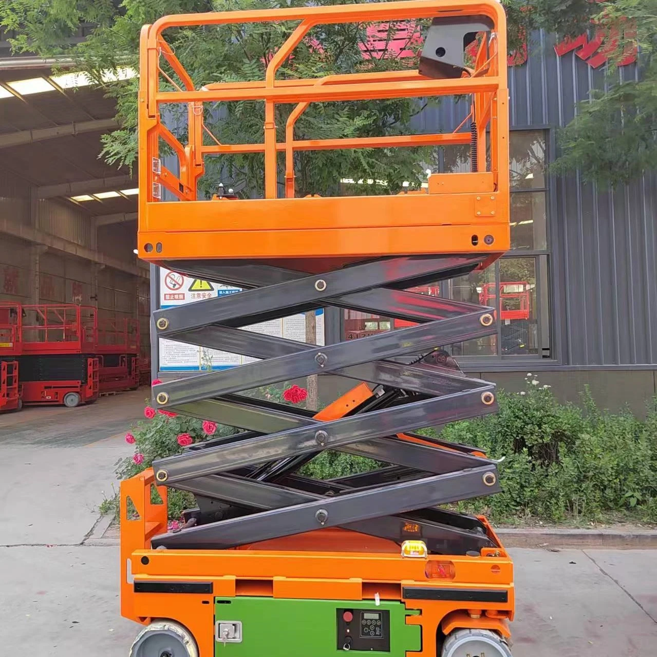 Mini manned elevator elevates 6 meter 8 meter self propelled scissor fork hydraulic lifting platform