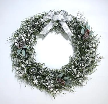 Low MOQ Wholesale Flocked Artificial Christmas Wreath With Balls and Candle Base
