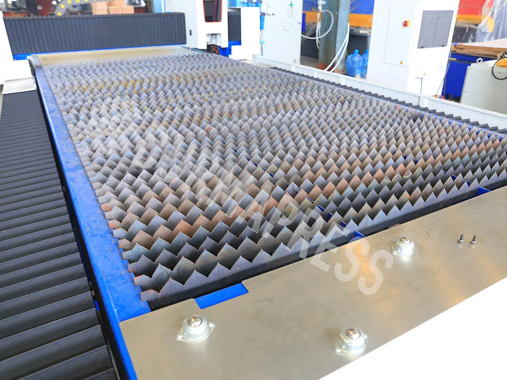 hot selling fiber laser cutting machine with high discount for carbon stainless steel 1500w