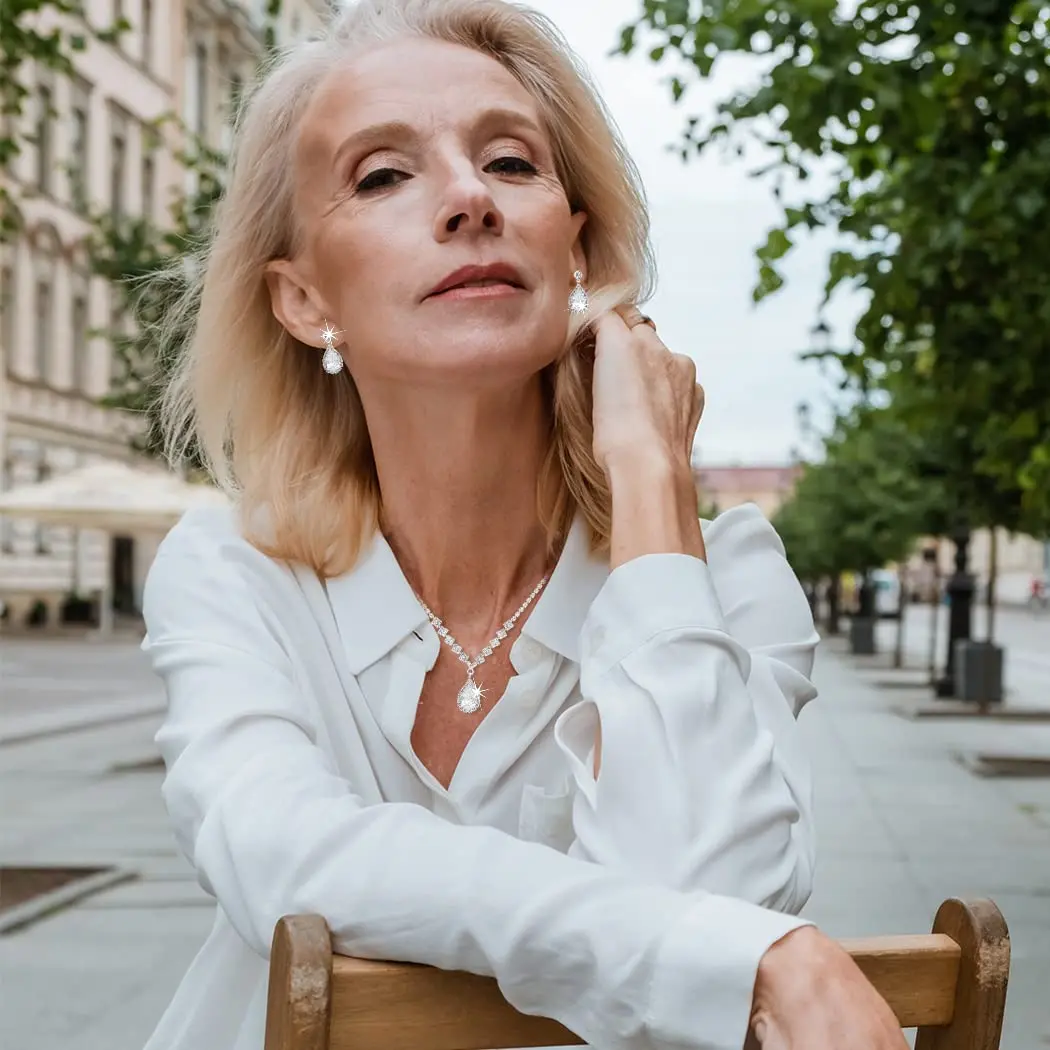 Luster 18Karat Solid White Gold set 0.52ct DEF VVS-VS Pear Shape Tear Drop Lab Grown Diamond Necklace for Lady