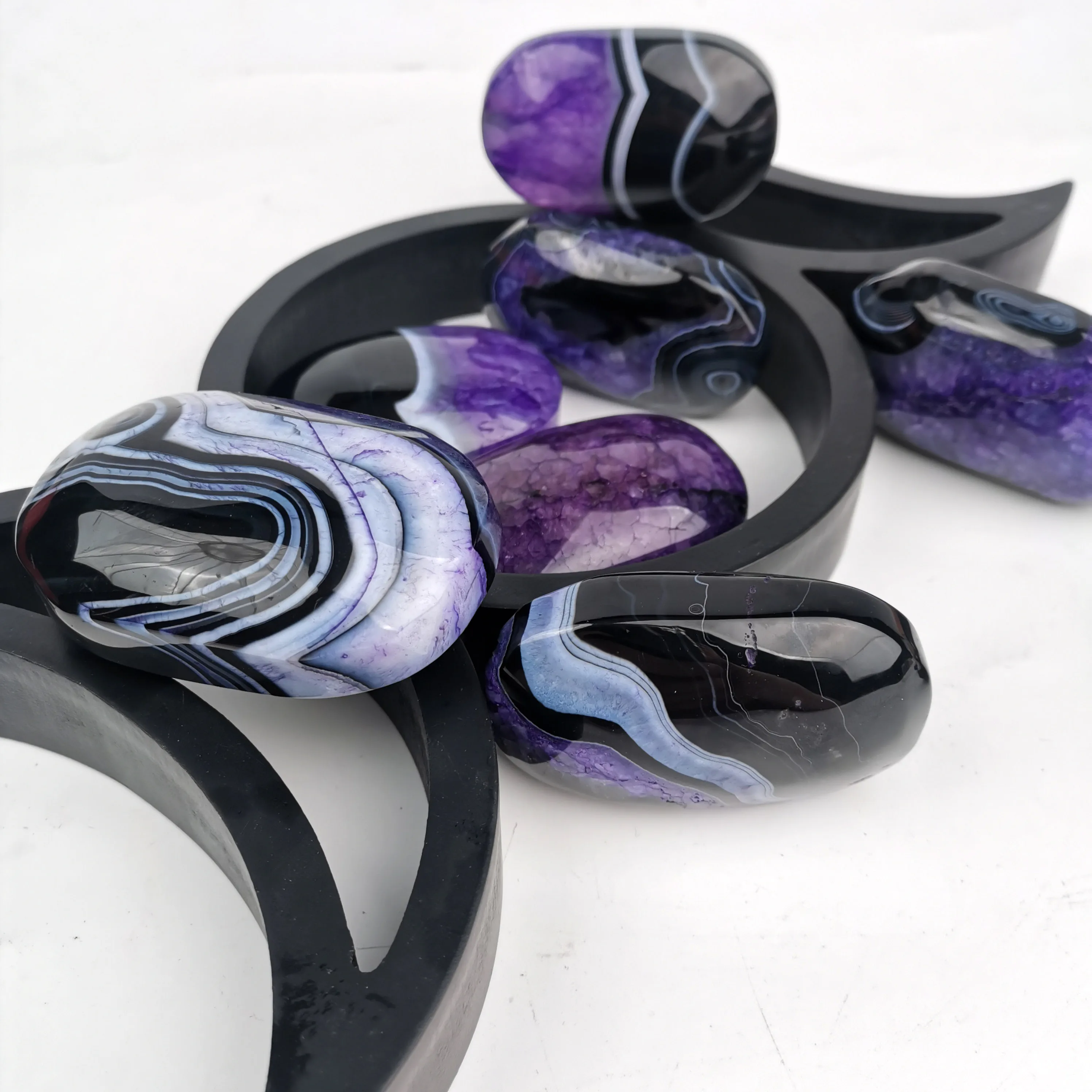 New Arrival Wholesales Gemstone Hand Carved Crystal Black And Purple Sardonyx Palm Stone For Meditation