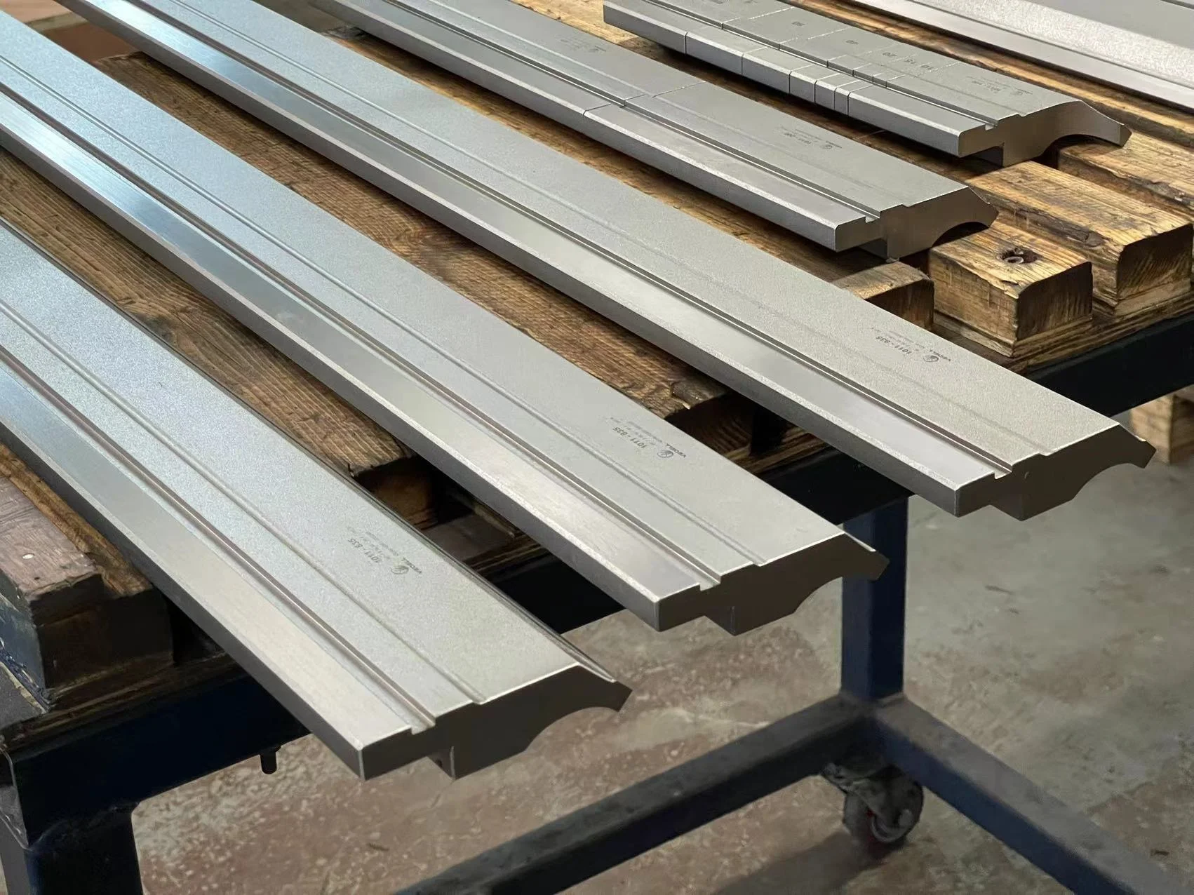 AMADA Press Brake High Quality CNC Punch and Die bending Machine Tooling manufacturer press brake tooling sheet metal bending