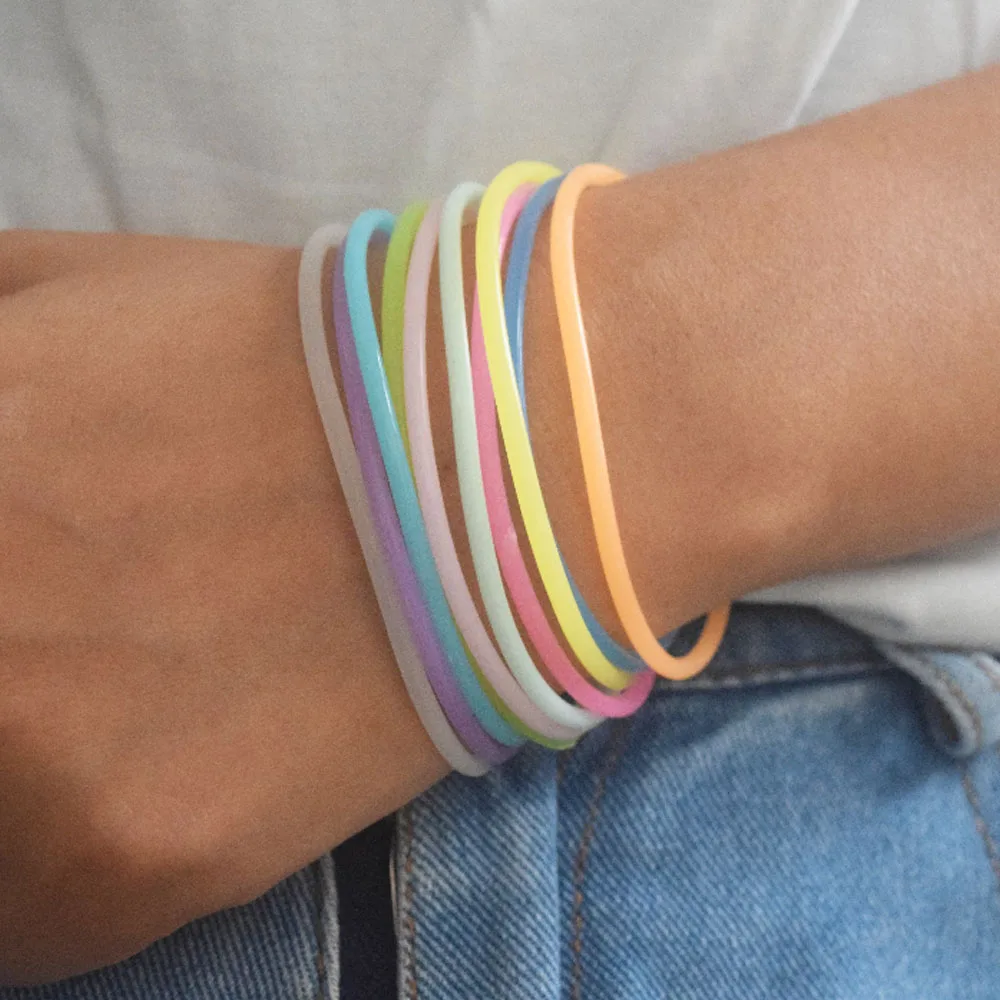 Мягкий Блестящий светящийся в темноте тонкий силиконовый резиновый эластичный мармеладный браслет для вечеринок