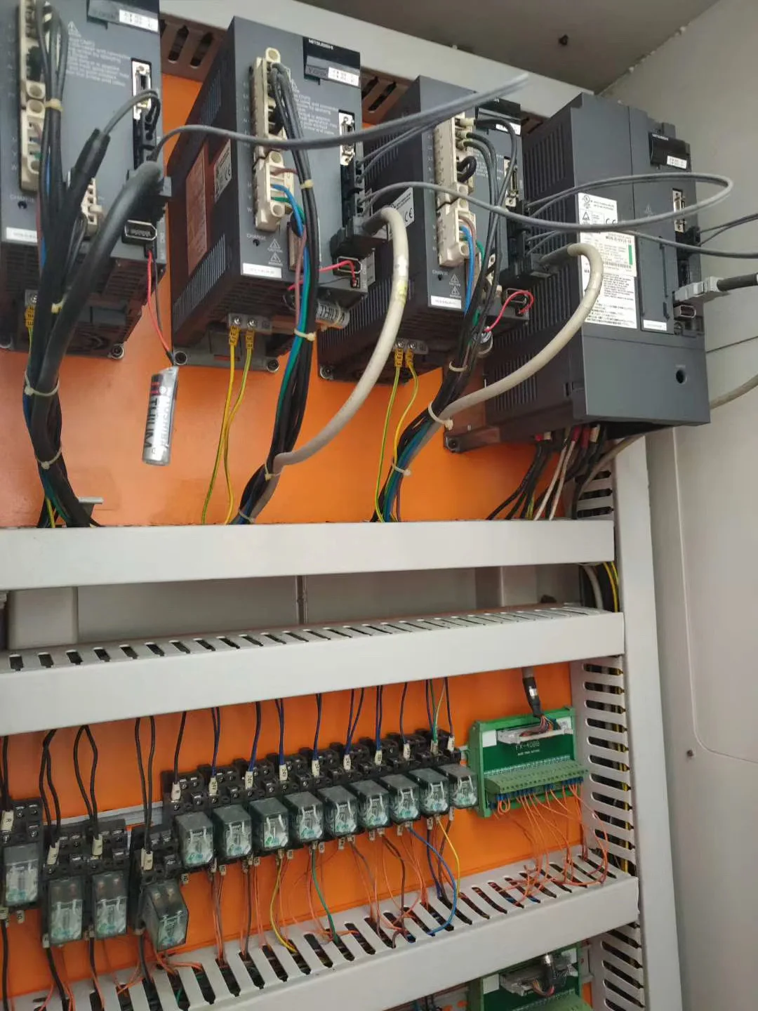 Используется в китайском стиле Тайвань станок с ЧПУ высокой точности CNC нарезание резьбы и фрезерный цифровым управлением V-6L