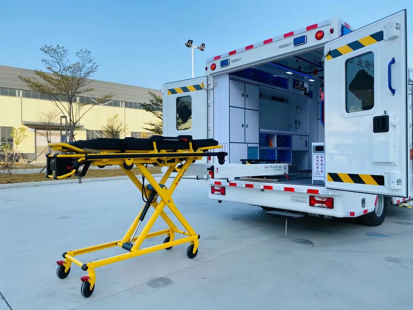 NAVECO Ousheng Box Monitoring Ambulance Vehicle (4.5t Version) Euro 5 Automatic White+red Yuzhou Brand 130km/h 3 - 8m 3300mm