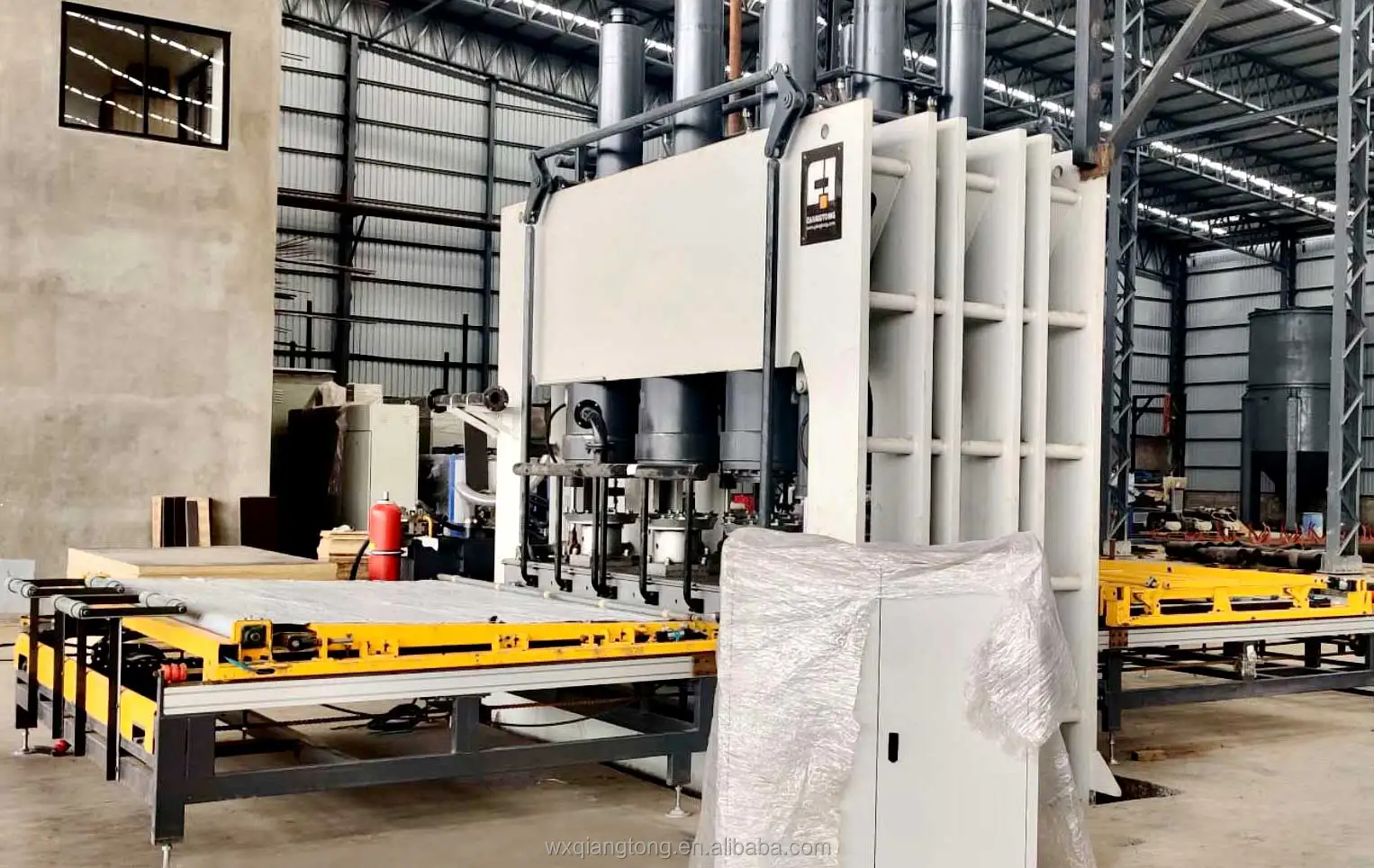 Short cycle press line for melamine laminated mdf and melamine laminate board