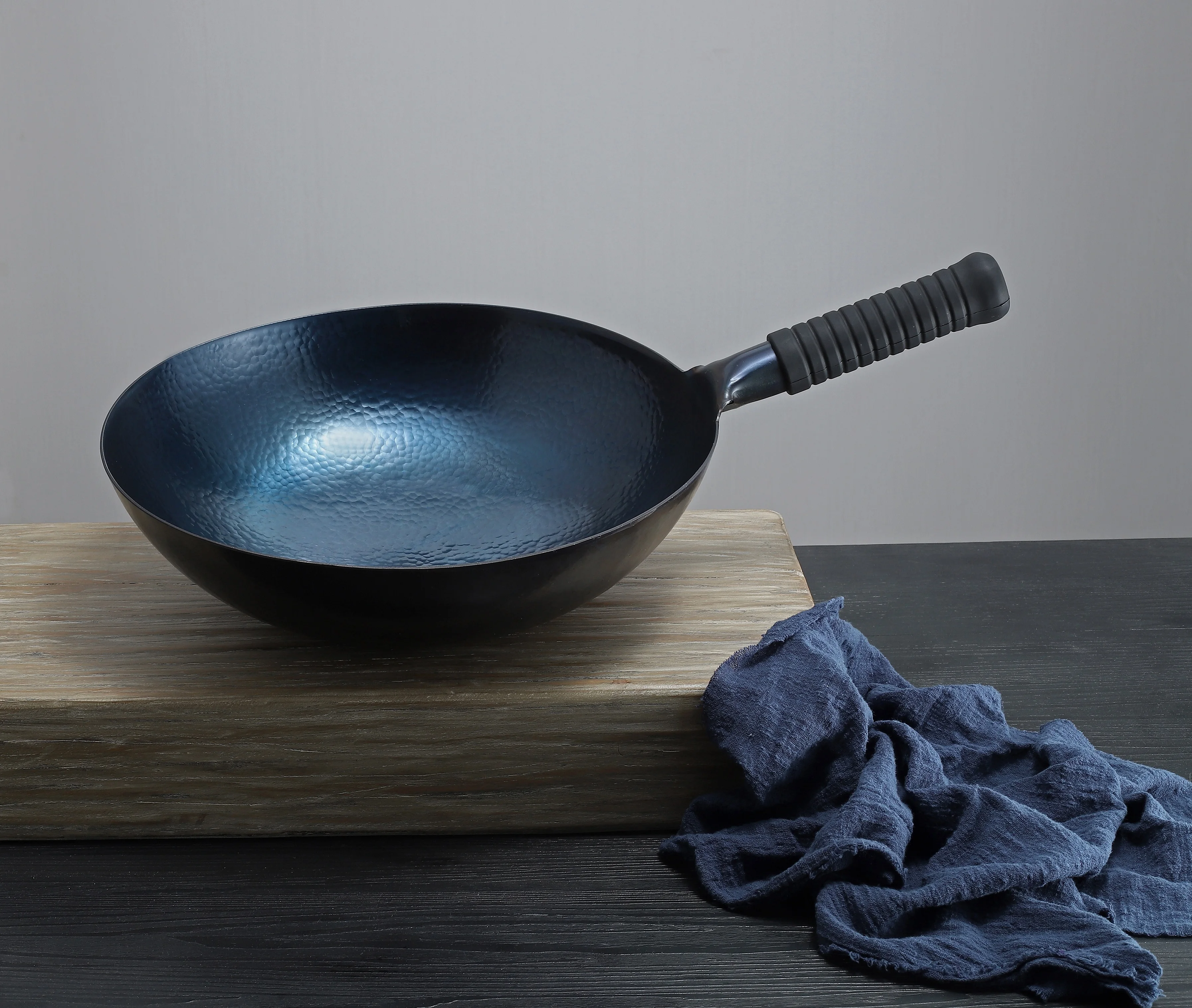 Master Star Casting Chinese Traditional Handmade Carbon Steel Forging Wok Pre Seasoned Wrought Iron Cauldron Non-stick Gas Pot