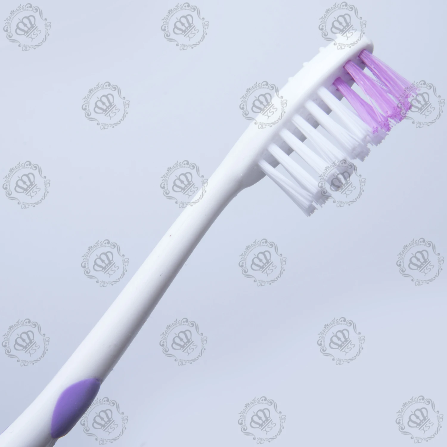 Детская зубная щетка Xibrush от производителя в форме медведя с основанием на присоске
