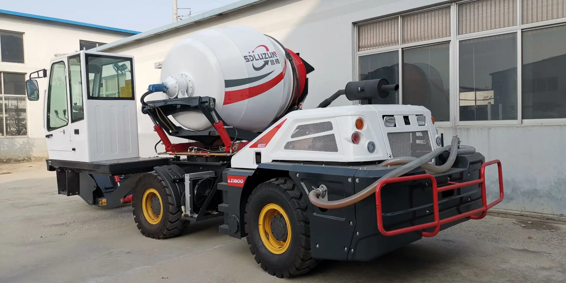 luzun original factory new design small mobile 1.8M3 1.6M3 self loading concrete mixer truck for pavement