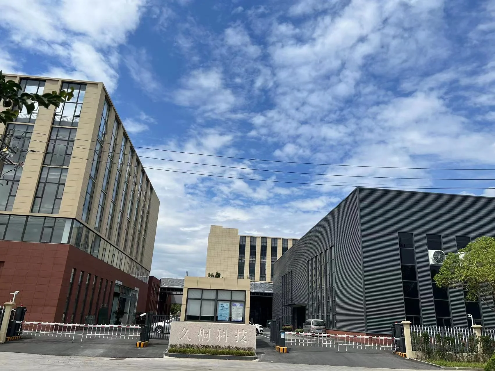 Factory Direct 100ml 200ml 250ml 500ml 800ml 1L round Metal Oil Tin Cans with Plastic Cap