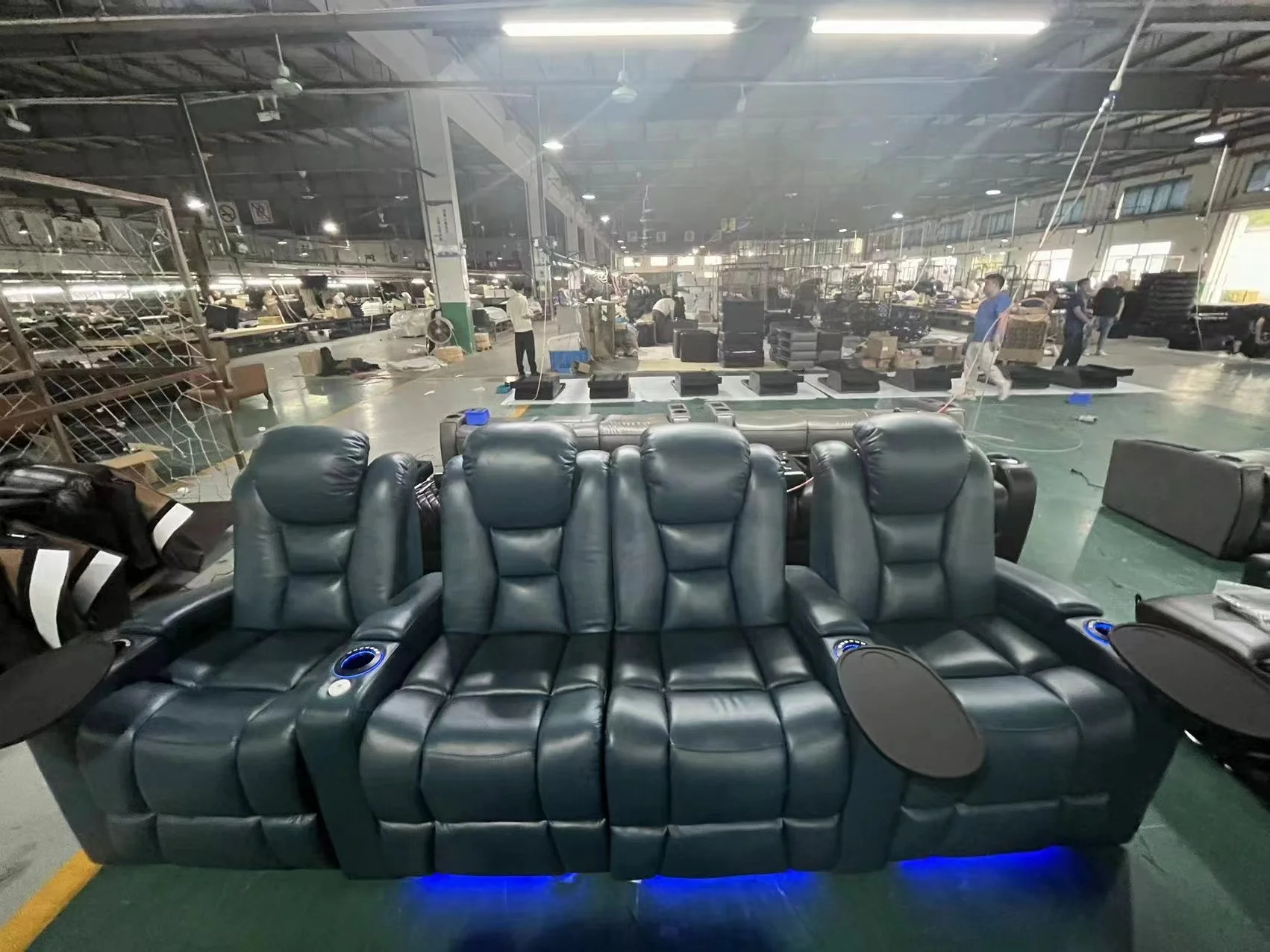 Luxury Theater Furniture Cow Leather Cinema Sofa Home Movie Room Seats Electric Recliner Chair with Smart Cup Holder