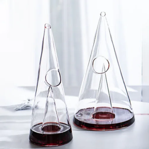 Пирамидальный стеклянный графин для виски и ликера