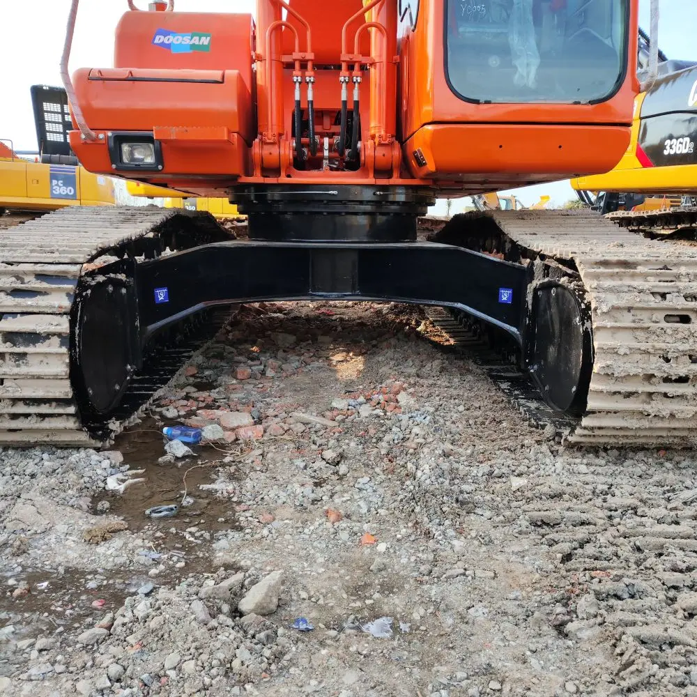 High quality used excavators Korea Doosan DH220  are cheap and  produced in recent years