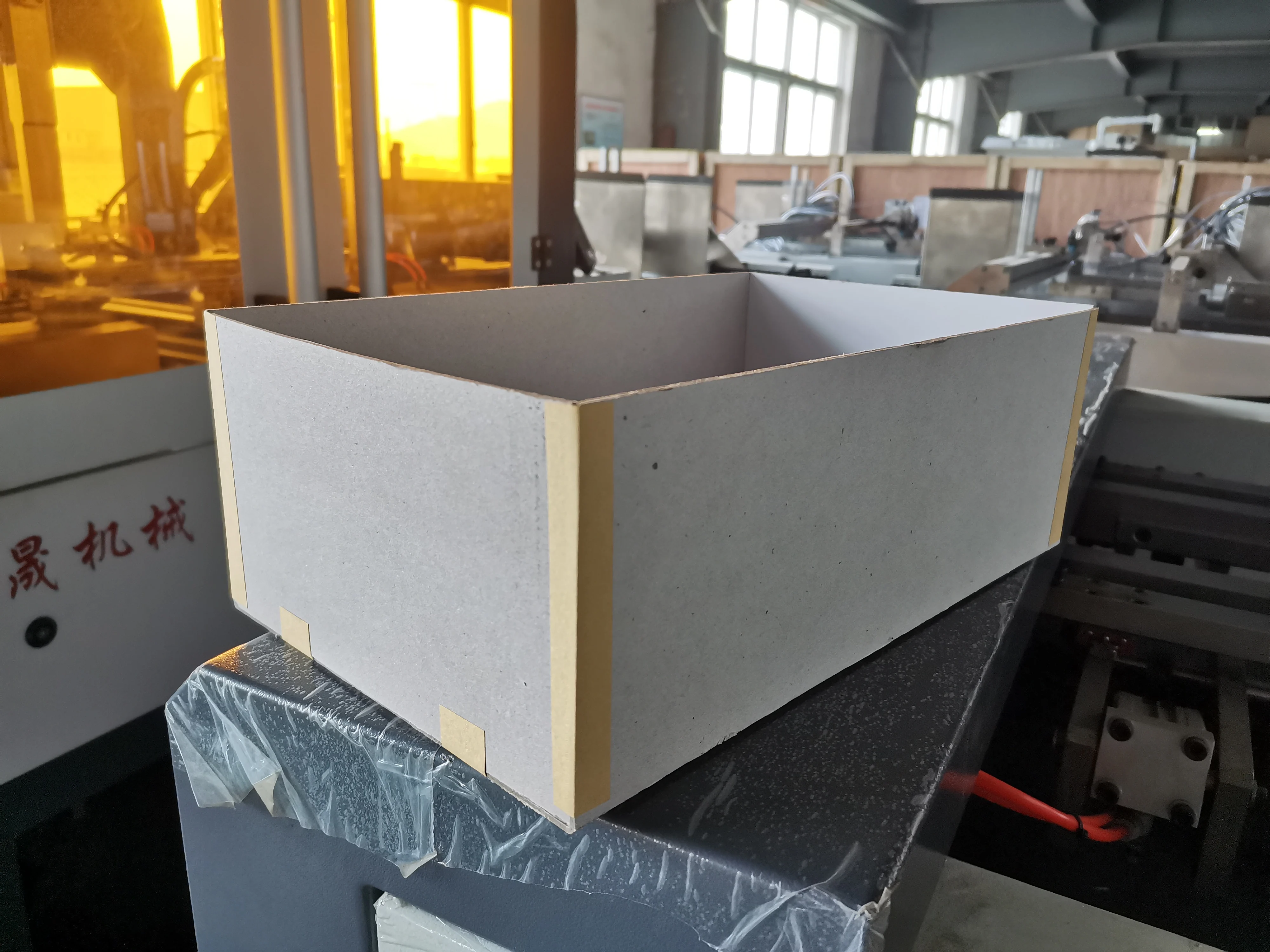 GS-4030 автоматическая машина для склеивания трех бумажных досок и угловой лентой, для изготовления жестких коробок