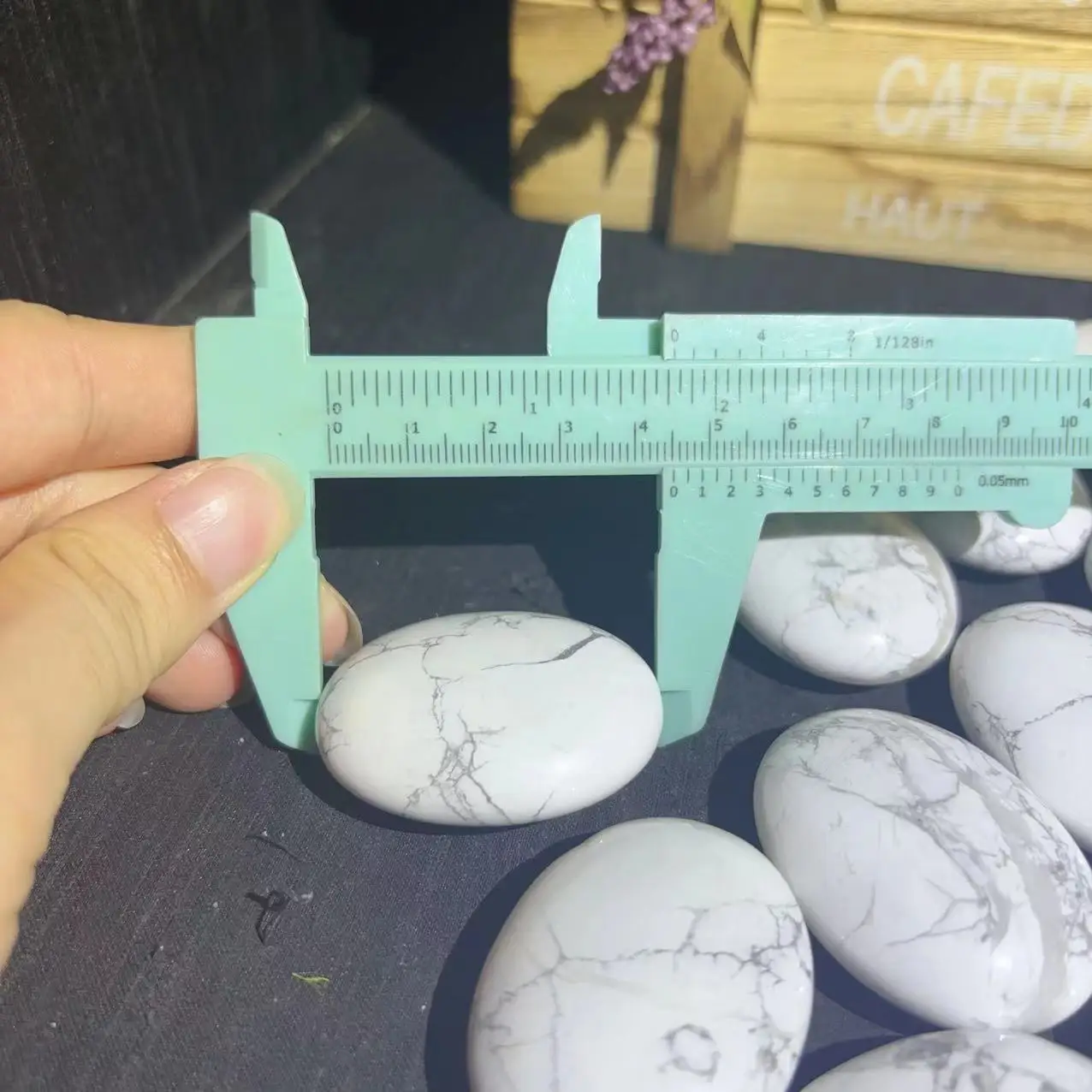 Best Quality Natural 4.5cm White Howlite Palm Stones Amazing Quality Howlite Gemstone Precious Beautiful Gemstones