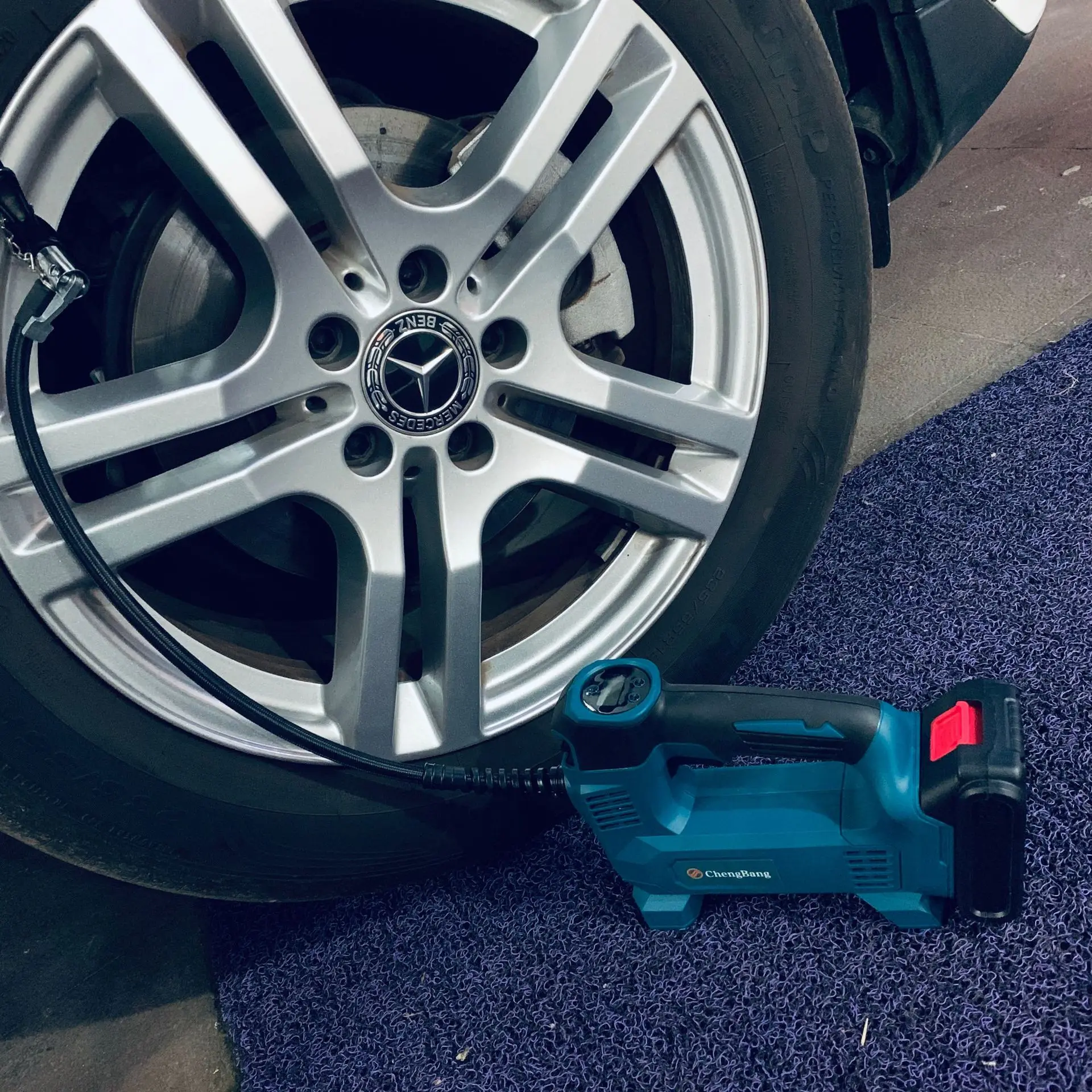 20V Portable Outdoor Lithium Electric Tyre Inflators 830kpa Rechargeable Tire Inflatable Pump Cordless Mini Air Compressor Pump