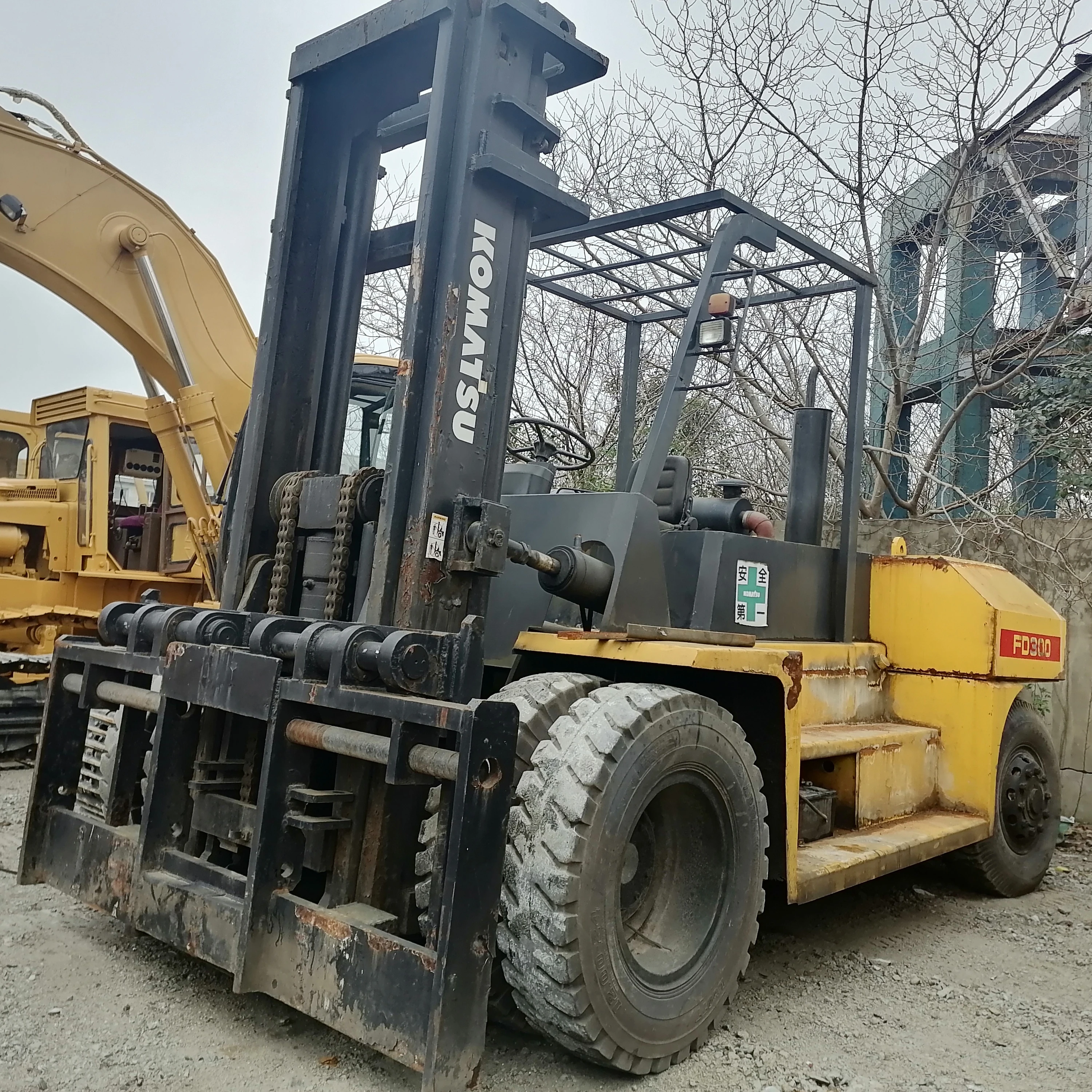 Подержанный вилочный погрузчик komatsu FD300 дизельный 30 тонн 25 23 20 16 на продажу