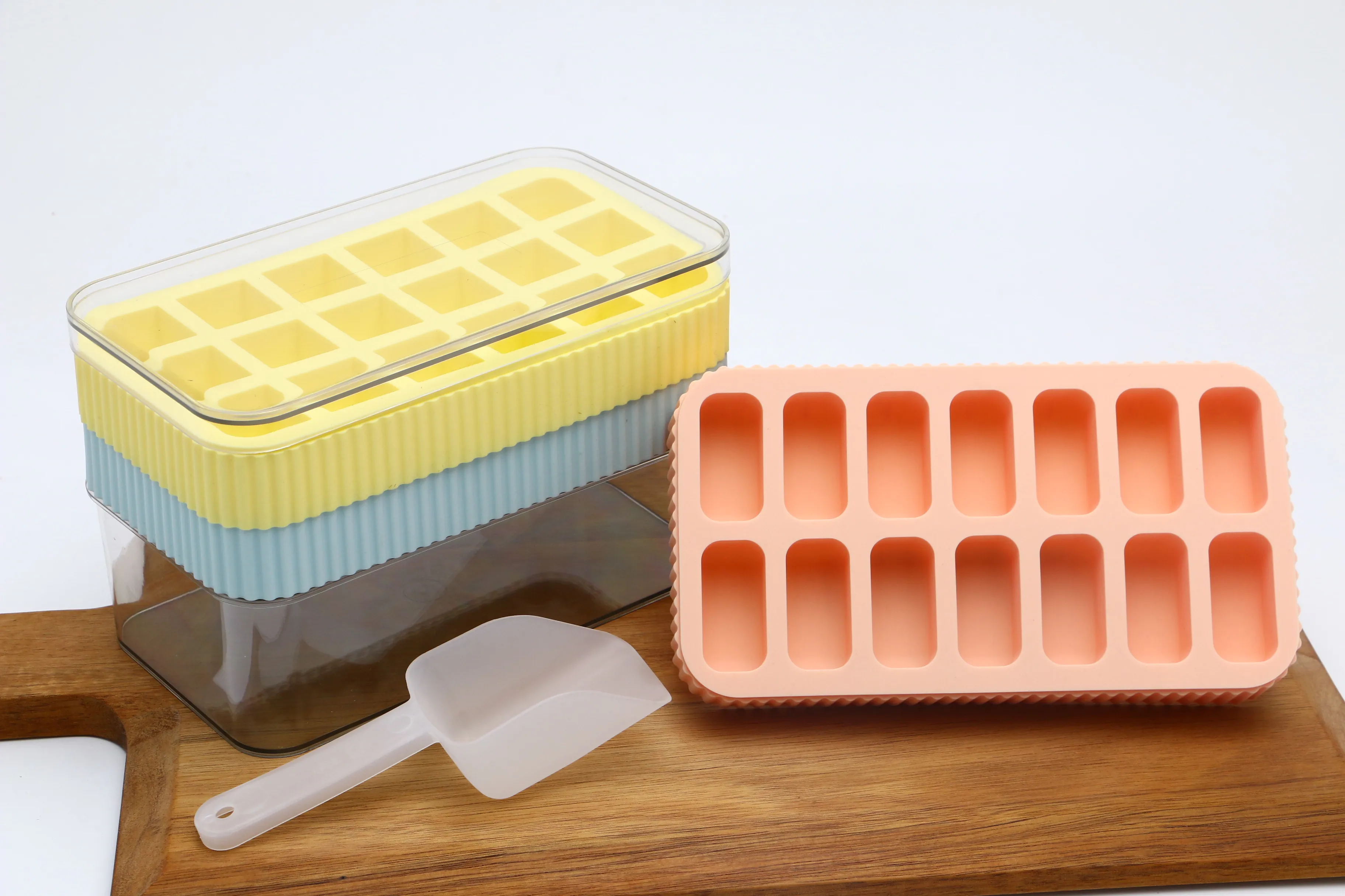2024 new silicone food container For Freezer ice mold with plastic container Square Ice Cubes tray Molds With Storage Box