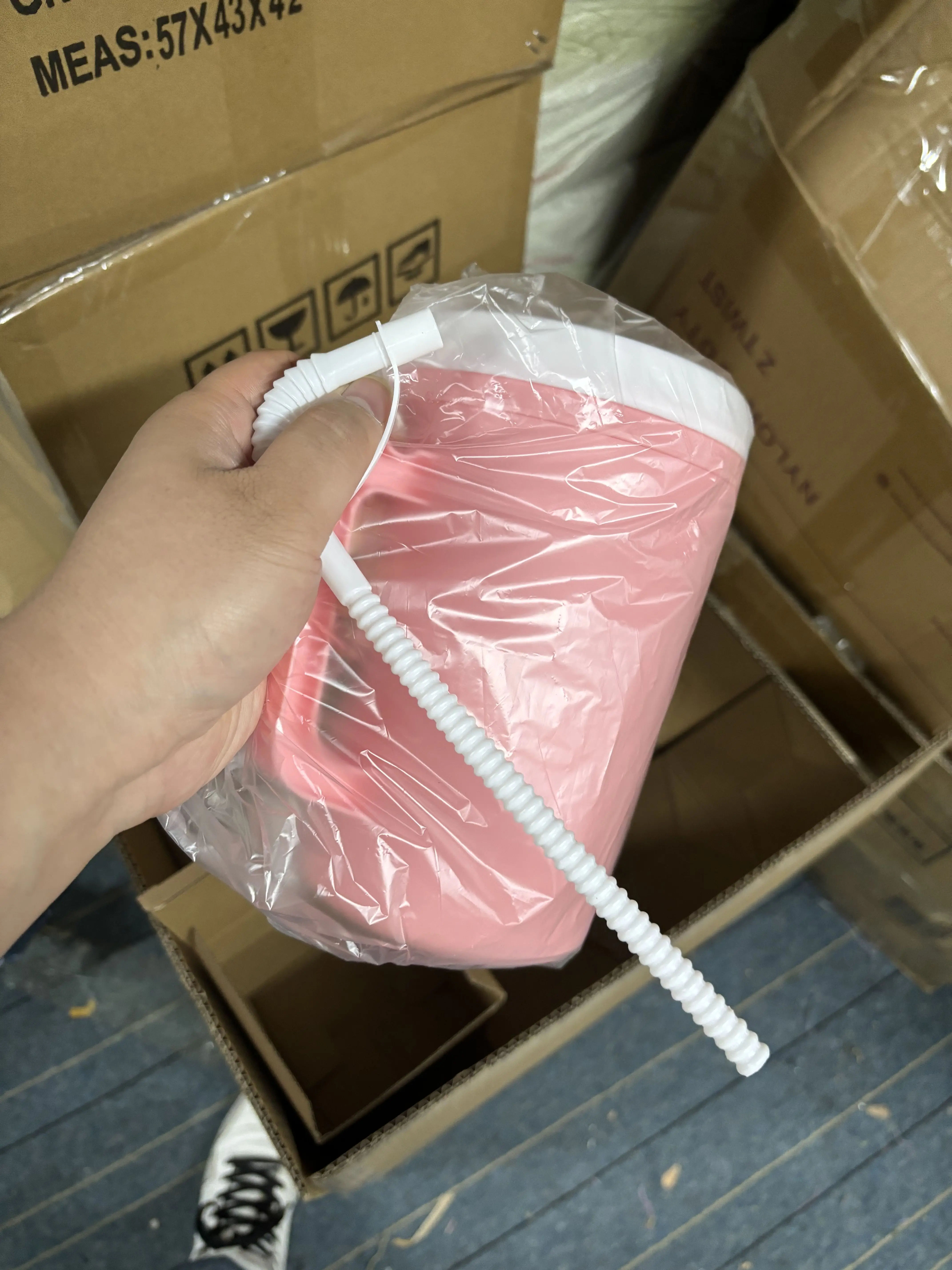 2024 RTS New Arrival Glitter Mugs Double Wall PP Plastic 34oz Trucker Mug With Handle Lid Straw