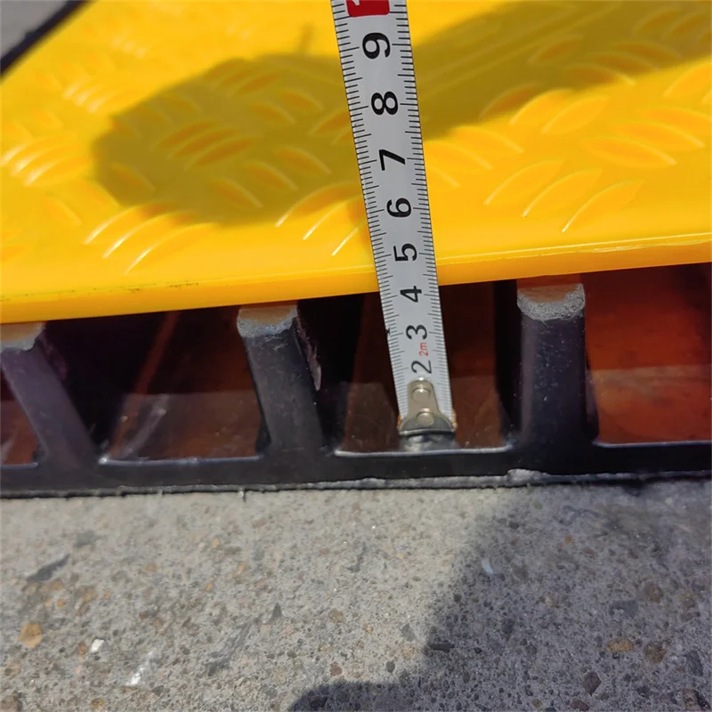 Outdoor 5 Ways Cable Protector Drop Over Cable Ramp 5 Channel