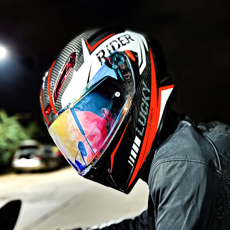 Мотоциклетный шлем с козырьком