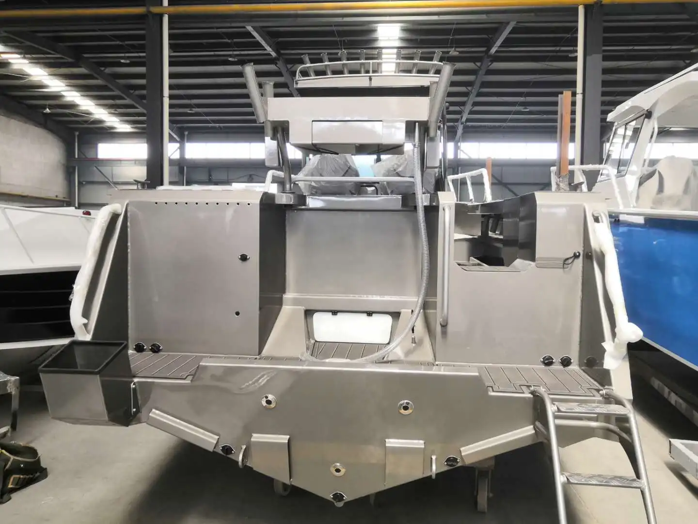 Deep v hull aluminum fishing boat center cabin model