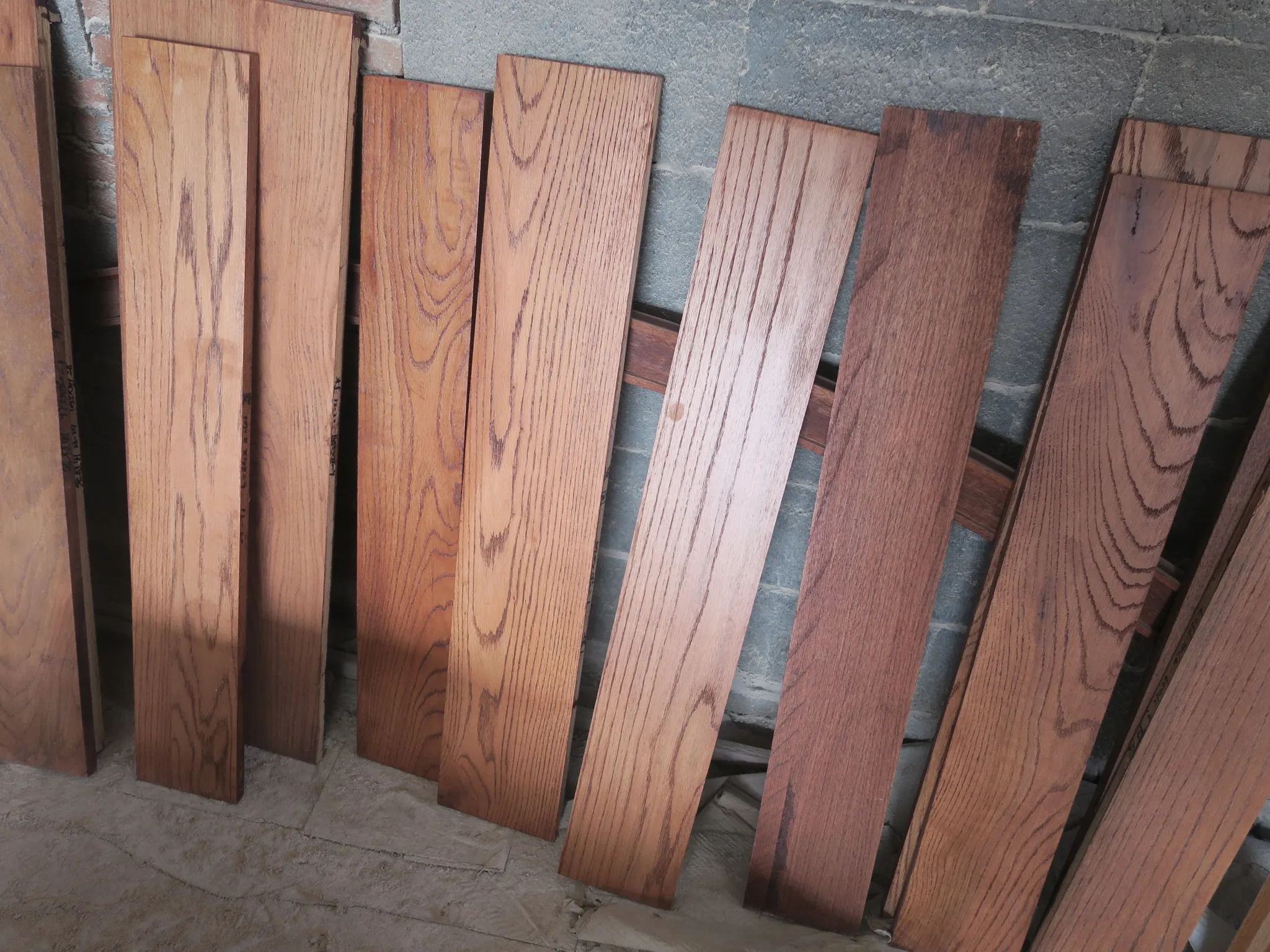 Factory Price Custom Indoor Use Solid Stave Red Oak Wood Stair Treads Wooded Stair Steps