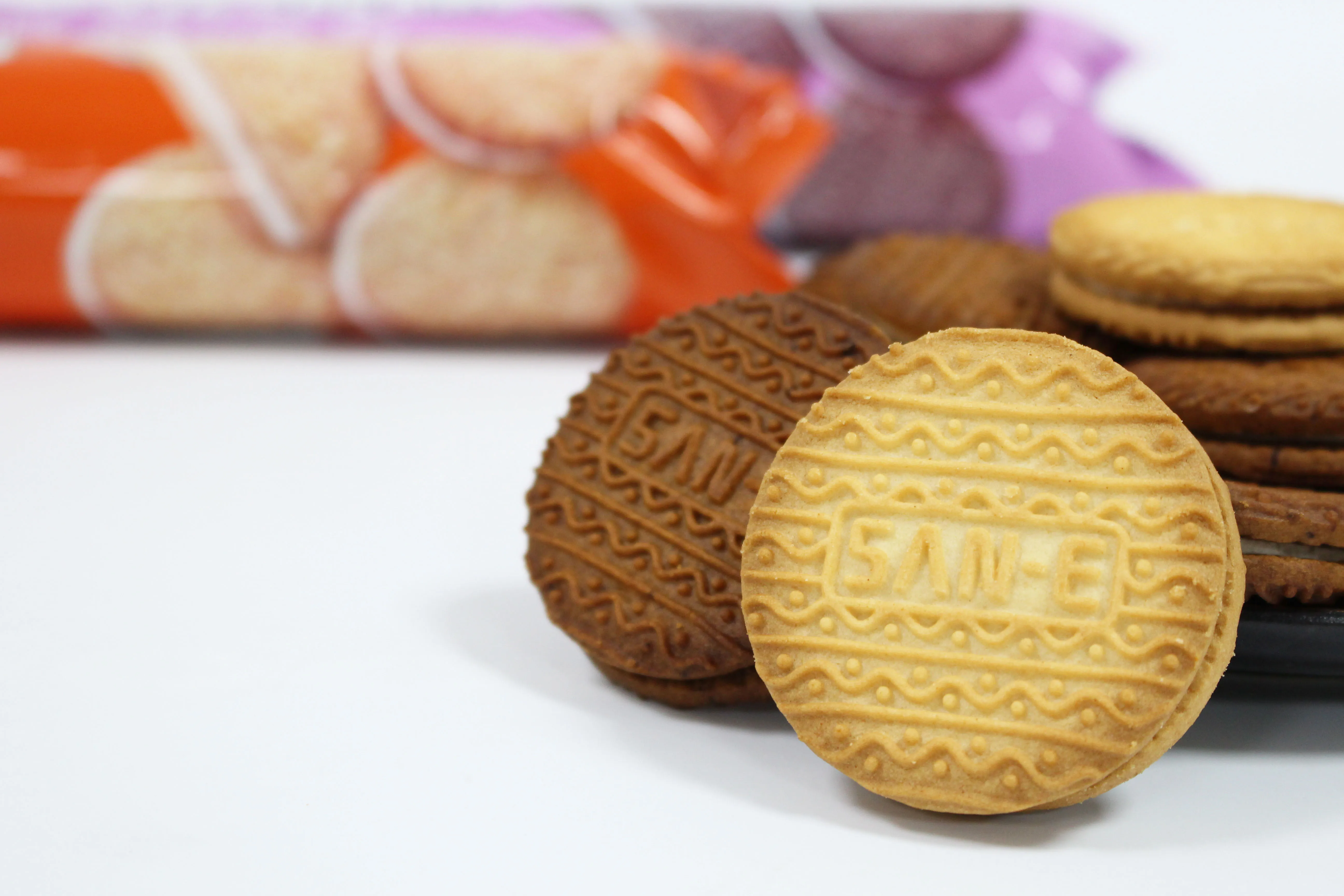 Wholesale manufacture 220g biscuits and cookies orange center filled biscuits sandwich cream cracker biscuits