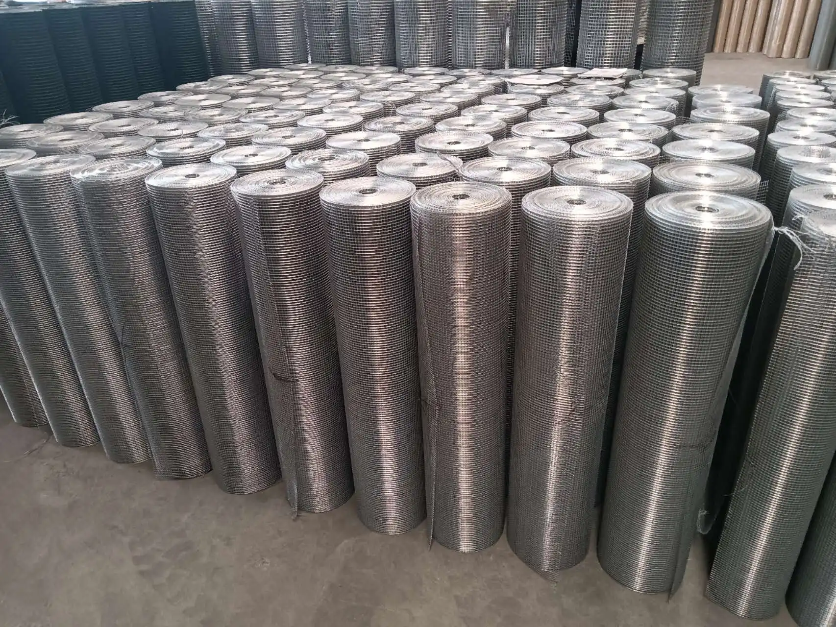 Aluminum Steel Electro galvanized welded iron wire mesh Chain Link Fence weight barbed wire