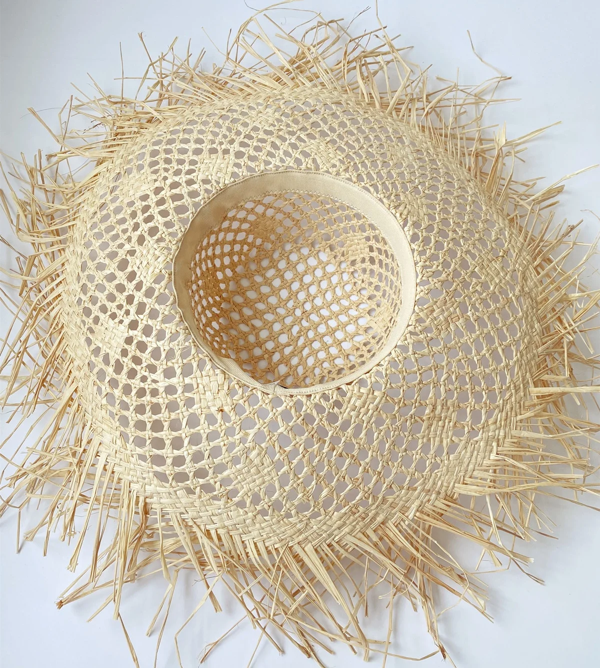 Новинка продажа по оптовым ценам; Принт натуральный с перекрестными шнурками из волокна «раффия» на соломенной шляпы для женщин больших размеров флоппи Защита от солнца пляжная шляпа широкими полями и неподшитой кромкой