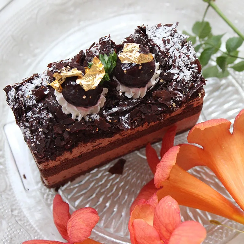 Factory Direct Sales 1g Per Bottle 99.9% Edible Gold Silver flake For Food and Beauty Art Decoration Gold Leaf Foil metal crafts