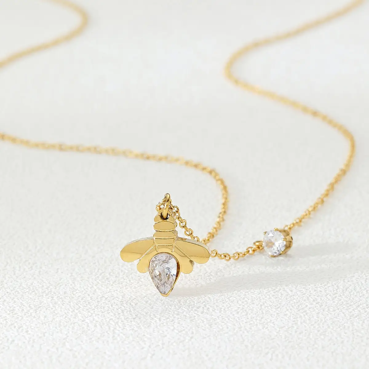 Micro inlaid bee necklace foreign trade hot firefly necklace cross border eBay European and American zircon inlaid